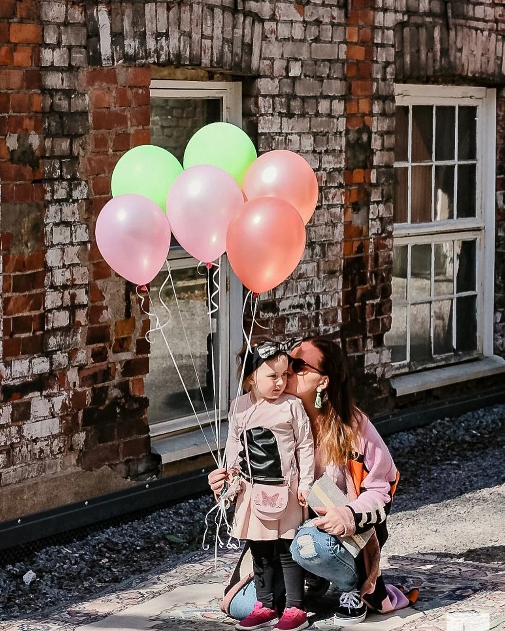 Vaput juhlittu ja takaisin Konttorilla. 💻

Ei harmita yht&auml;&auml;n t&ouml;ihin paluu kun ulkona l&auml;mmin ja ruukilla niin kaunista ja rauhallista. L&auml;pp&auml;ri kulkee mukana vaikka sillalle tai viereiseen puistoon. 

Ei ole parempaa ty&o