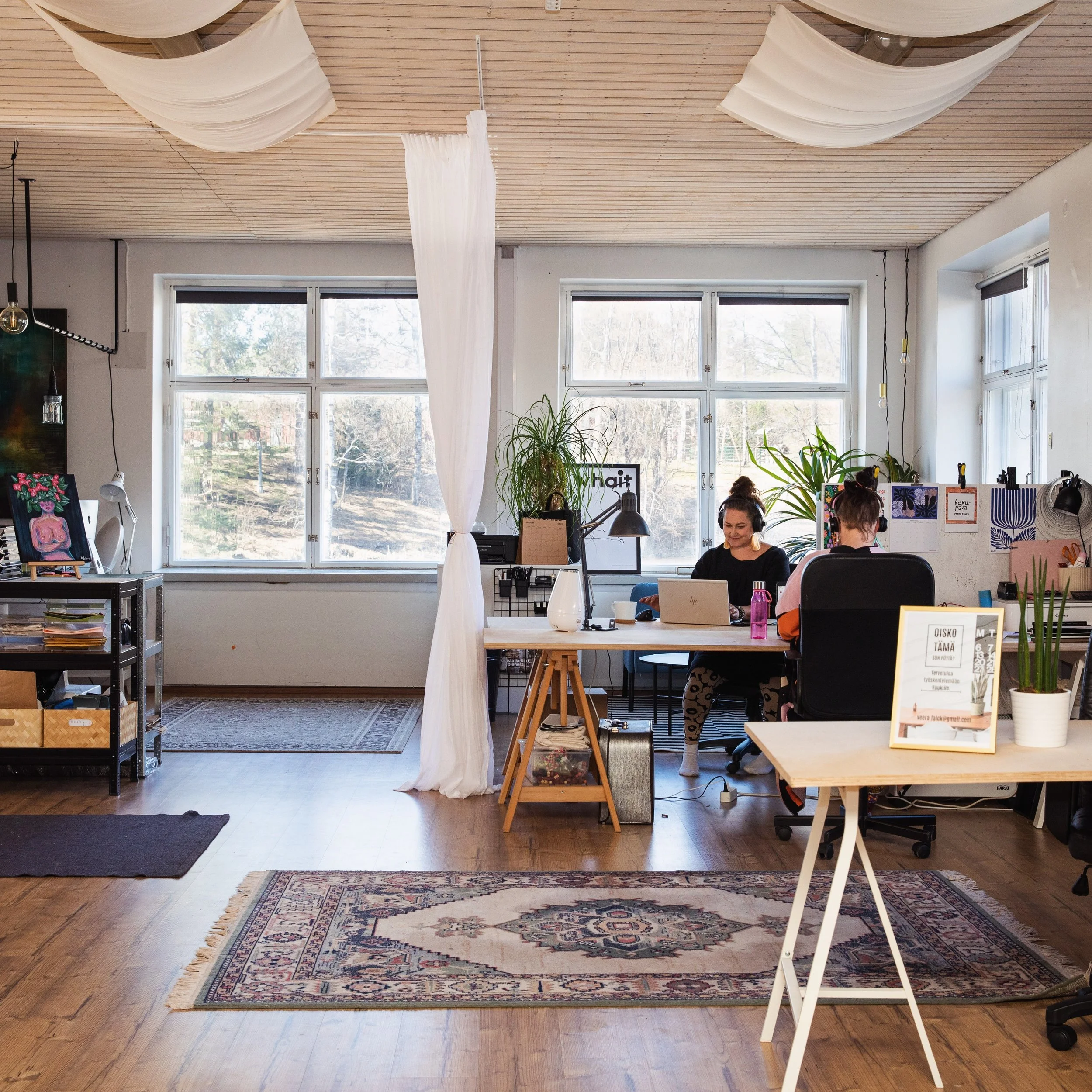 Konttorilla viel&auml; jaksetaan painaa duunia. 

Kes&auml;n kuukaudet kyll&auml; hiljent&auml;&auml; konttoria ja saatat l&ouml;yt&auml;&auml; itsesi duunissa ihan yksin useammankin p&auml;iv&auml;n. Sekin on ihanaa. Olla ihan rauhassa n&auml;iss&au