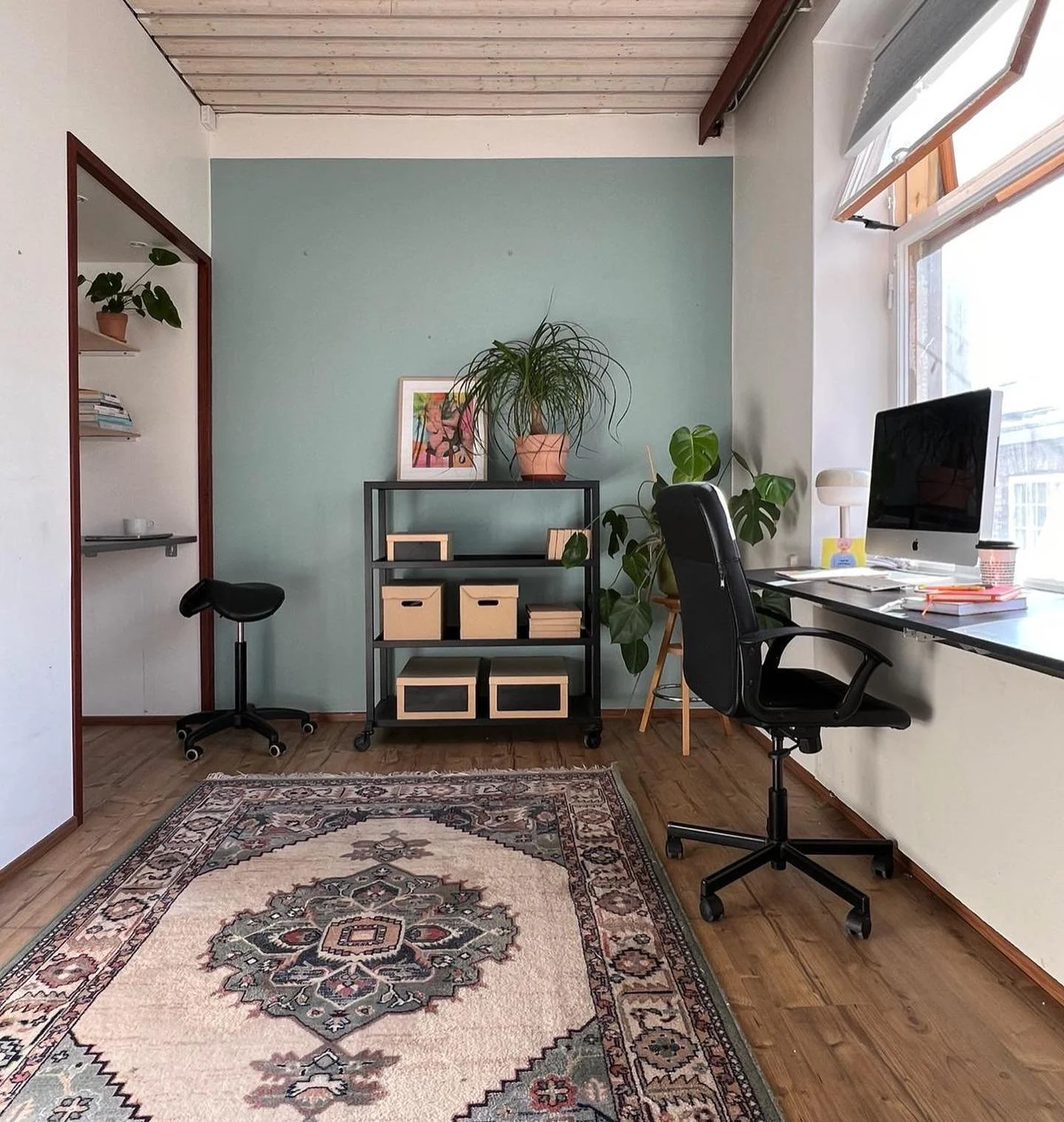 Ruukinkulman Konttorin coworking -tilasta vapautuu huone huhtikuun alusta. Ihana valoisa huone miss&auml; isot ikkunat ruukinkujalle. 

T&auml;ss&auml; huoneessa on melkein aina ty&ouml;skennelty parittain eli mahtuu hyvin kaksikin henkil&ouml;&auml;