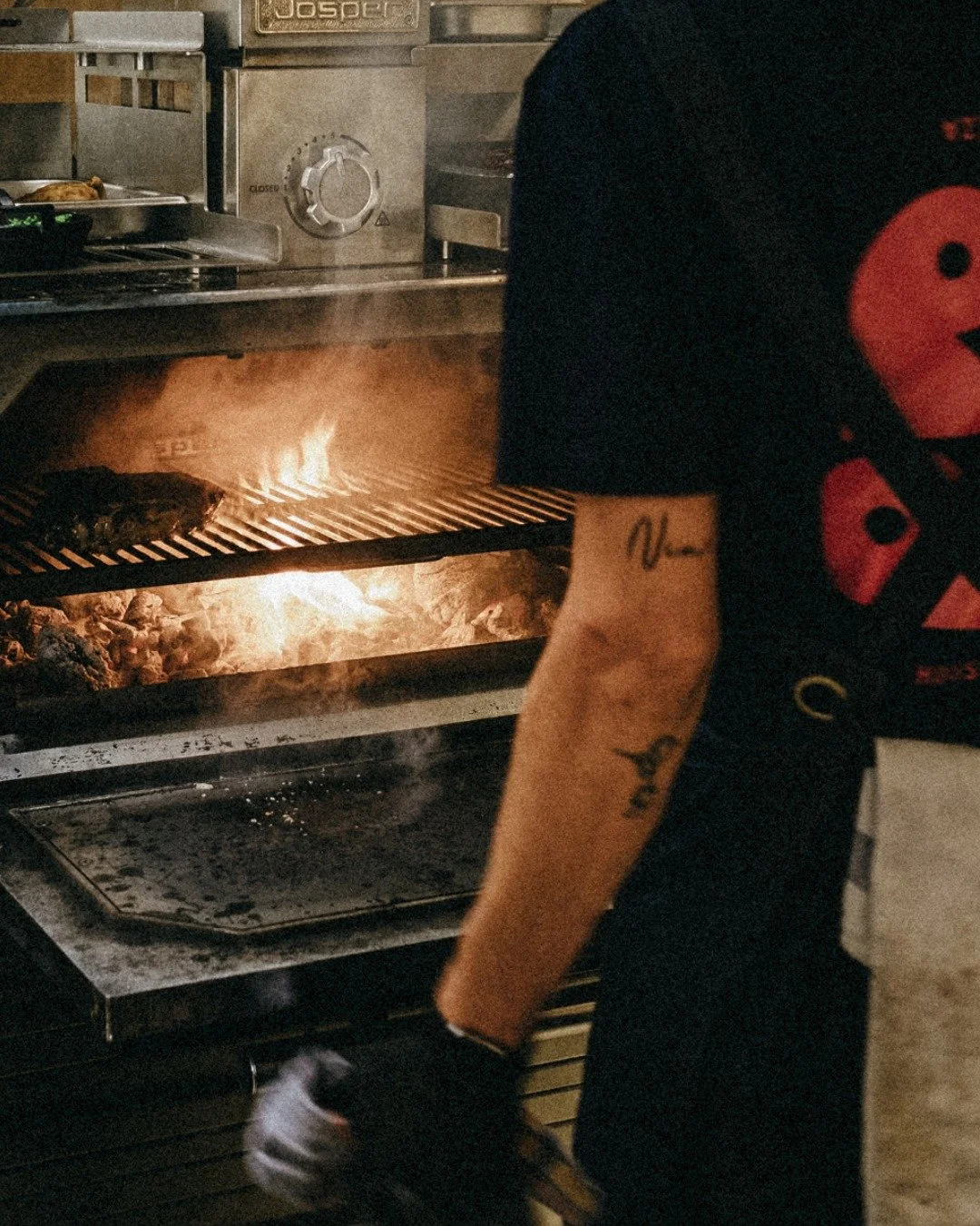 The fire is coming back.

Lunch unfolds around the terrace, dishes coming straight off the josper fire, something cold in your glass, and no reason to rush.

As the day turns, dinner takes over. The open fire is alive, the table fills, and the night 