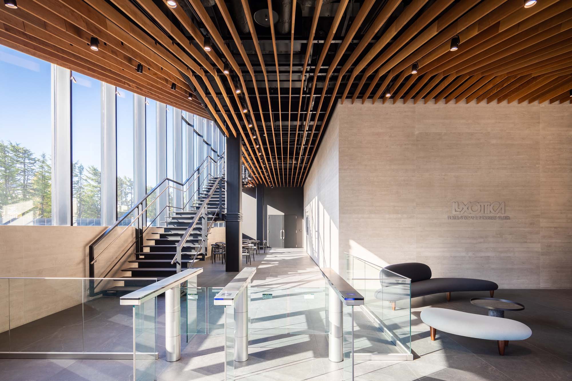 Luxottica Office Space Design Tokyo - Modern office, people working, spacious design, large windows, bright lighting, collaborative environment.