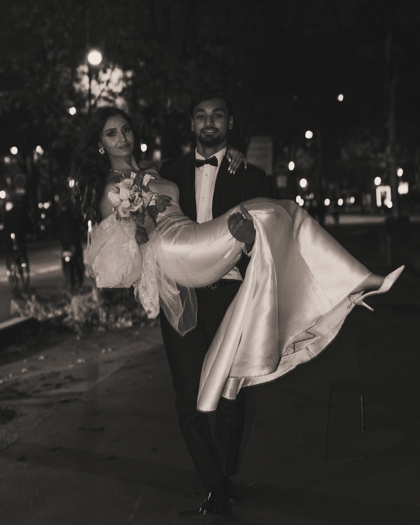 Le mariage de C&amp;I 🤍
Magnifique photoshoot &agrave; Paris de nos merveilleux mari&eacute;s ! 
-
-
Contactez-nous par DM ou par e-mail: contact@yakfilms.fr