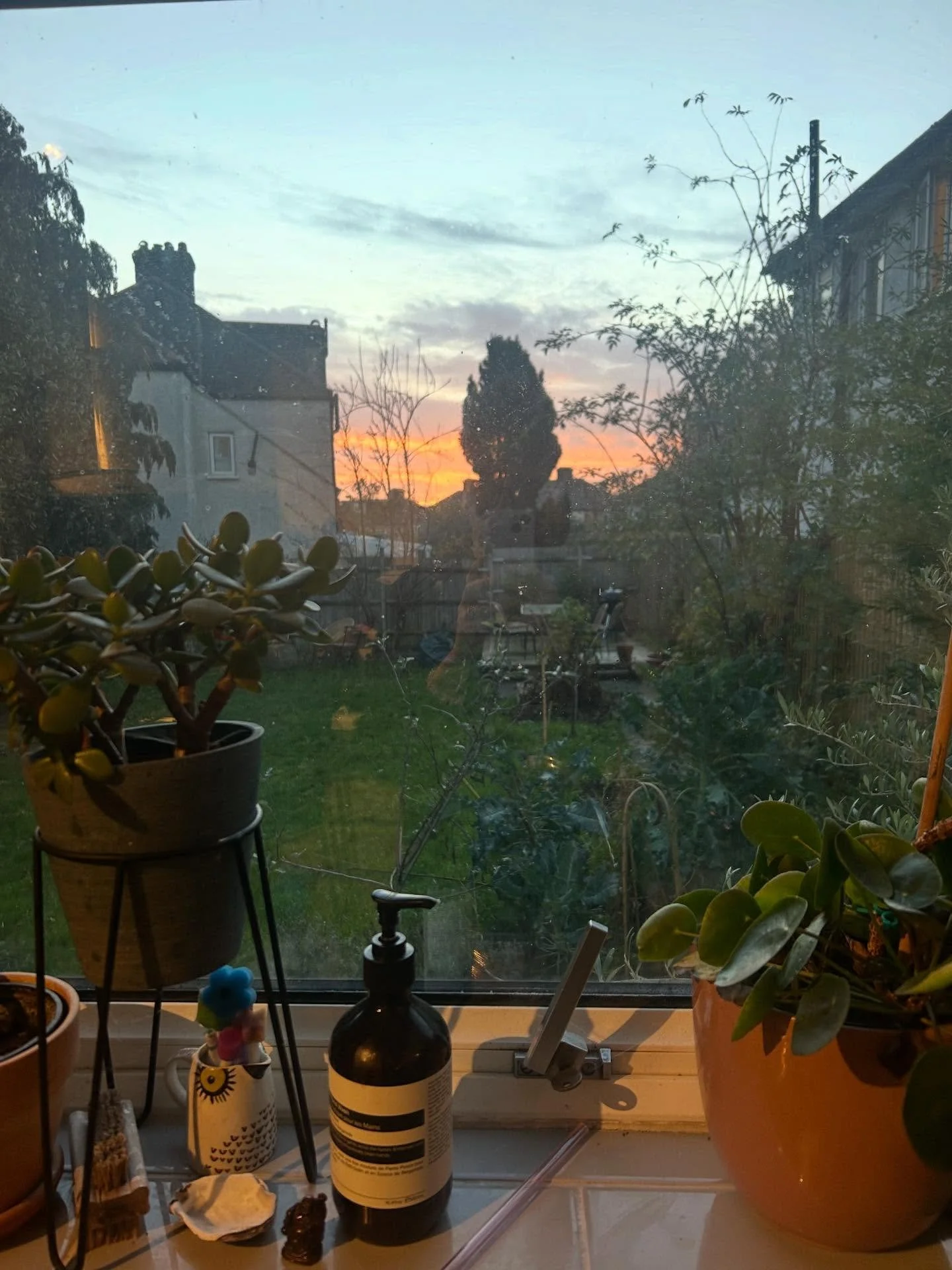 🌱🪐WOOHOO! I am so very thrilled to open up my ✨💫 January Creative Kickstart ✨ to you lovely people this morning. 🥰 
.
.
🫶A month-long creative container to help you kickstart the year with a bespoke plan that gets you creating throughout the mon