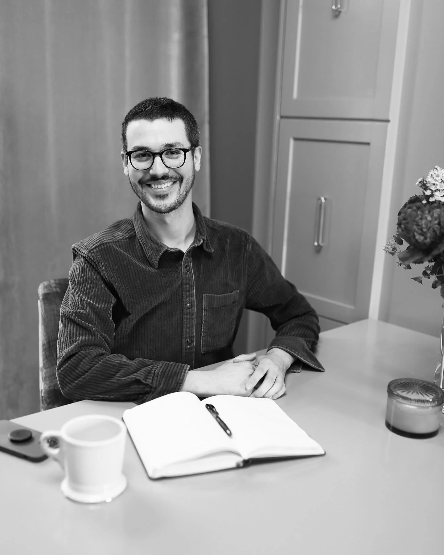 This is how I always look drawing up clients floor plans… ✨💁‍♂️
My books are open for fall projects if you’re looking to get some projects done before the holidays! Feel free to book an intro call at the link in my bio. 💻❤️