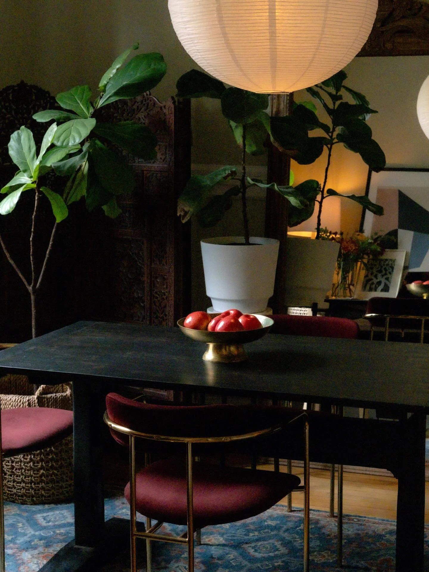 A little peek into my dining room 🤍&mdash;there&rsquo;s nothing I love more than hosting friends this time of year.

📸 @elkskye