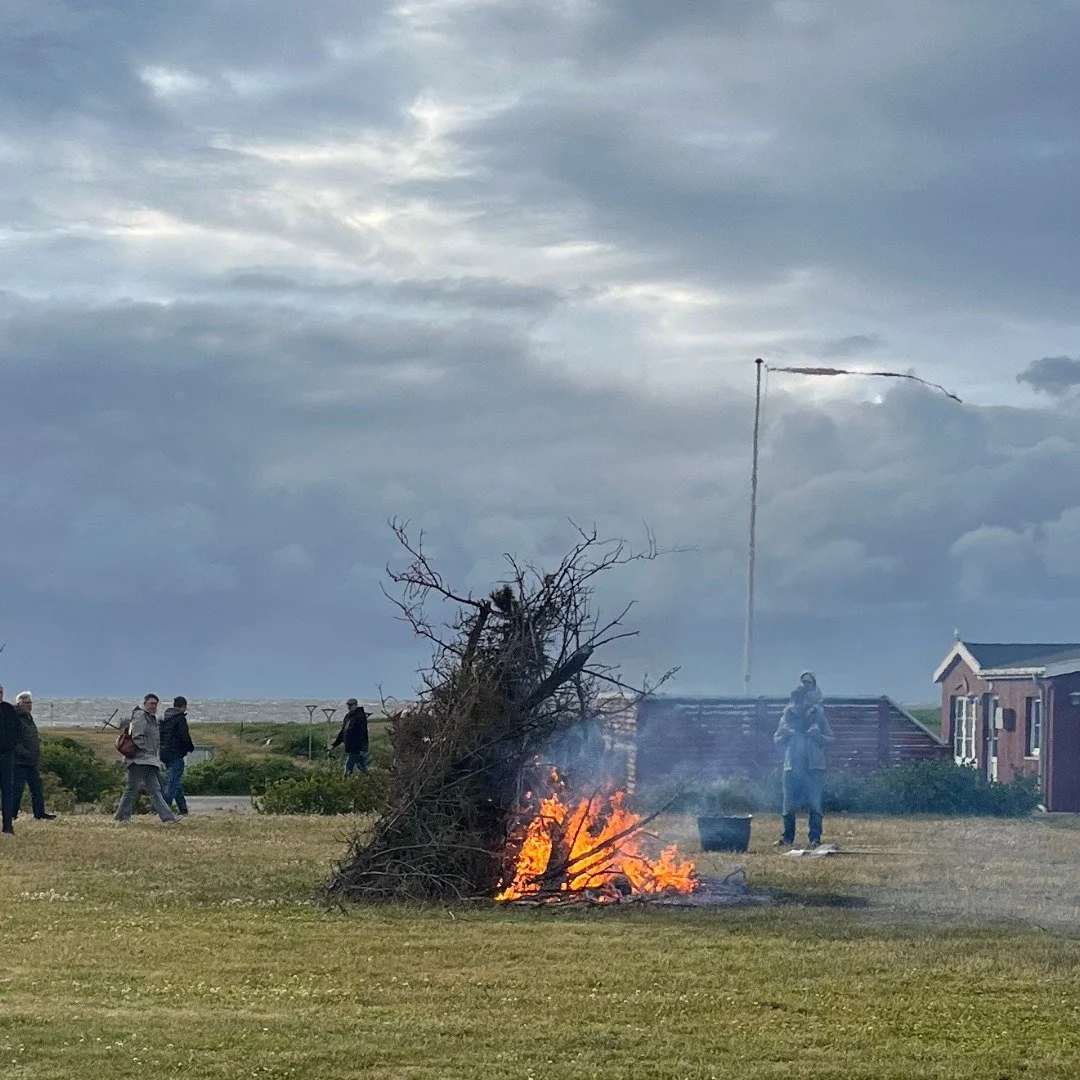 P&aring; utallige opfordringer (okay to, men alligevel) kan du l&aelig;se min sankt hans tale, hvis du gik glip af live-udgaven i god vestenvind ved Skaven Strand. 🔗 Find den p&aring; bloggen via link i bio.