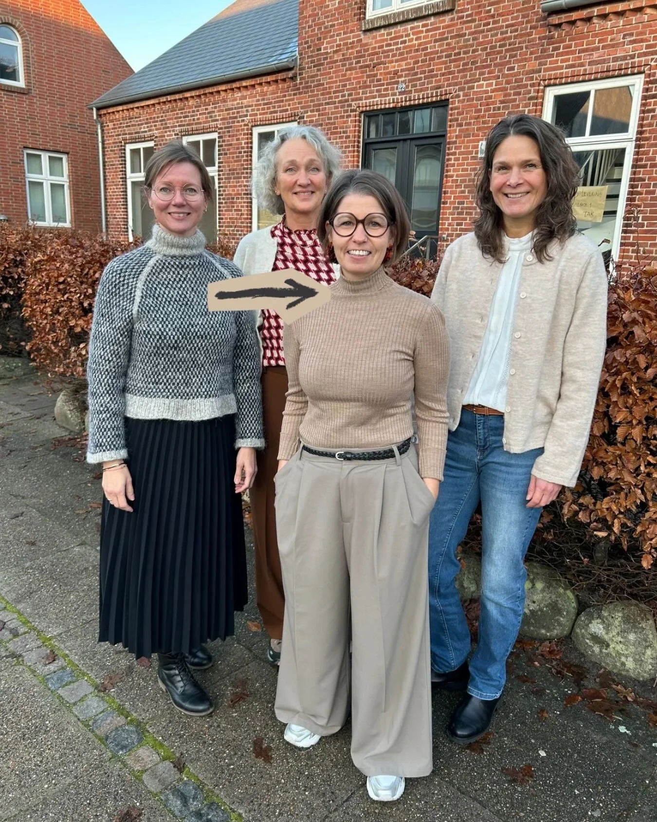 For nogle &aring;r siden skruede jeg tempoet ned p&aring; stuetemperatur og gav mig selv en stor gave: tid ✨

Jeg lagde en langsigtet plan om IKKE at have en plan og tr&aelig;ner impulsivitet, kreative muskler og mit bold&oslash;je, s&aring; jeg kan 