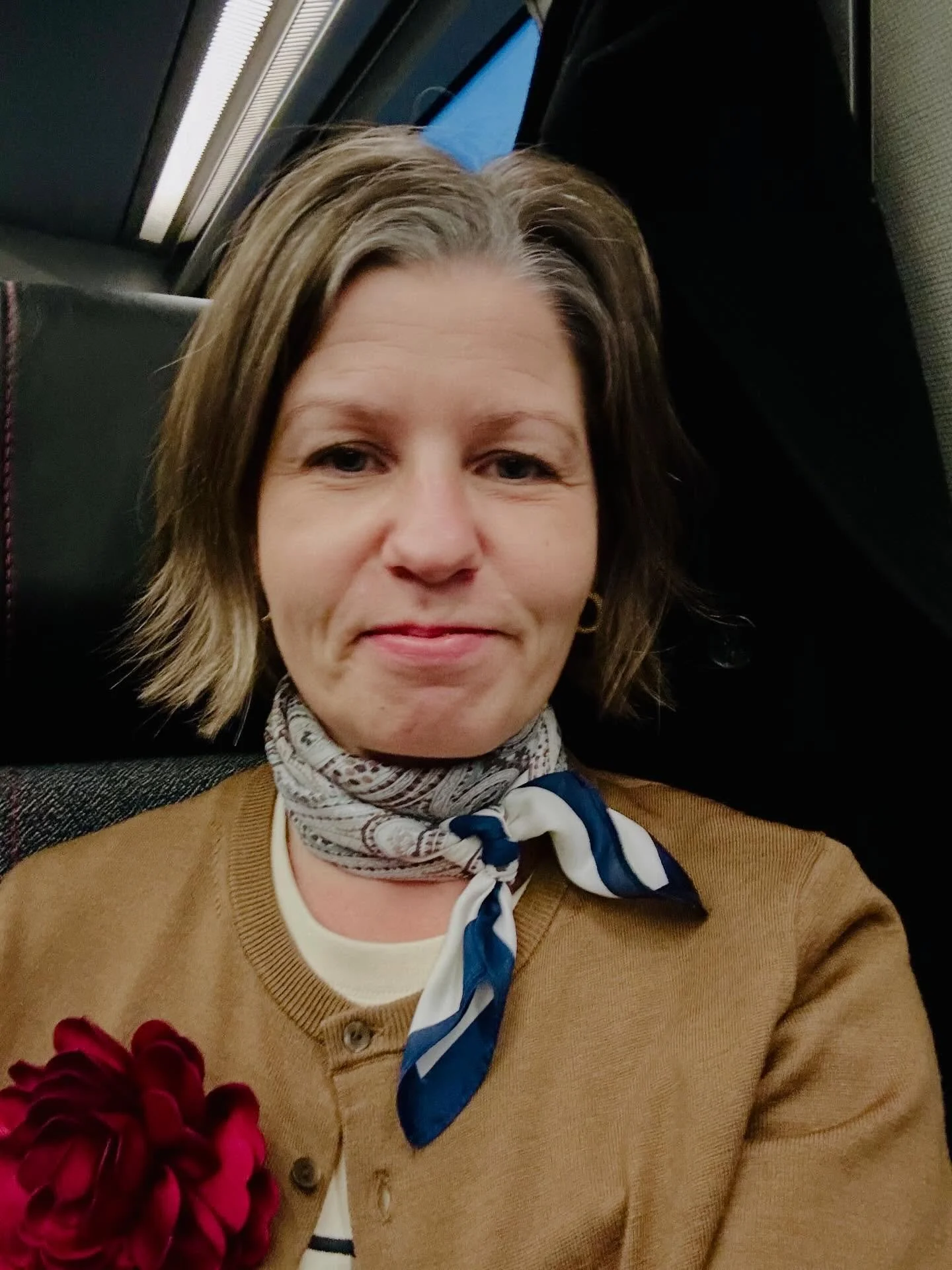 S&aring;dan ser tr&aelig;t, glad og overv&aelig;ldet ud p&aring; bagkant af tre intense dage med Enneagrammet, @andersbjorknielsen og @henrietteclaydon

Selvom DSB k&oslash;rer mig hjem, f&oslash;les det lige nu som om jeg har rettet p&aring; spejlen