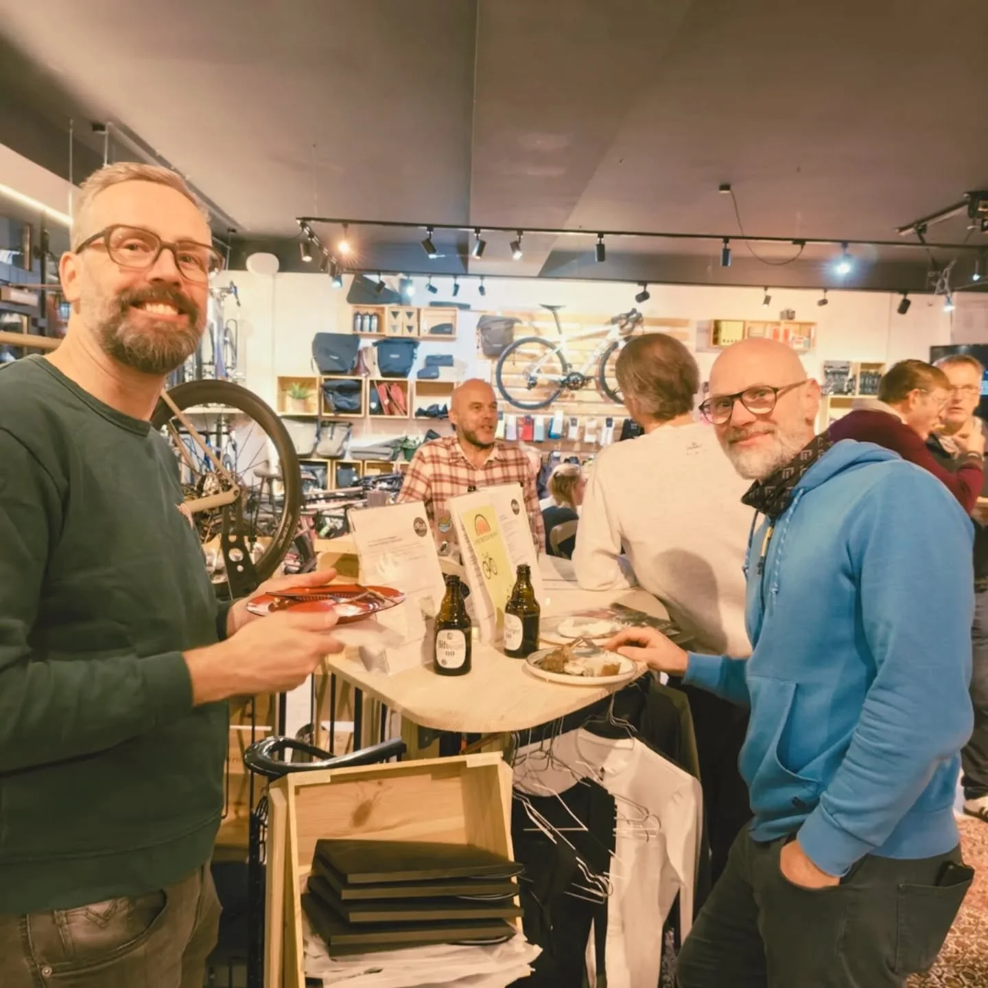 Darauf erstmal ein Kaltgetr&auml;nk!

D&uuml;sseldorf300 - Party mit unseren starken HelferInnen, einer kurzen! Rede, dem neuen D300 Imagefilm und vielen guten Gespr&auml;chen &quot;zuhause&quot; in der @cyclecollective_ .

🚩 Wir haben Lust auf eine