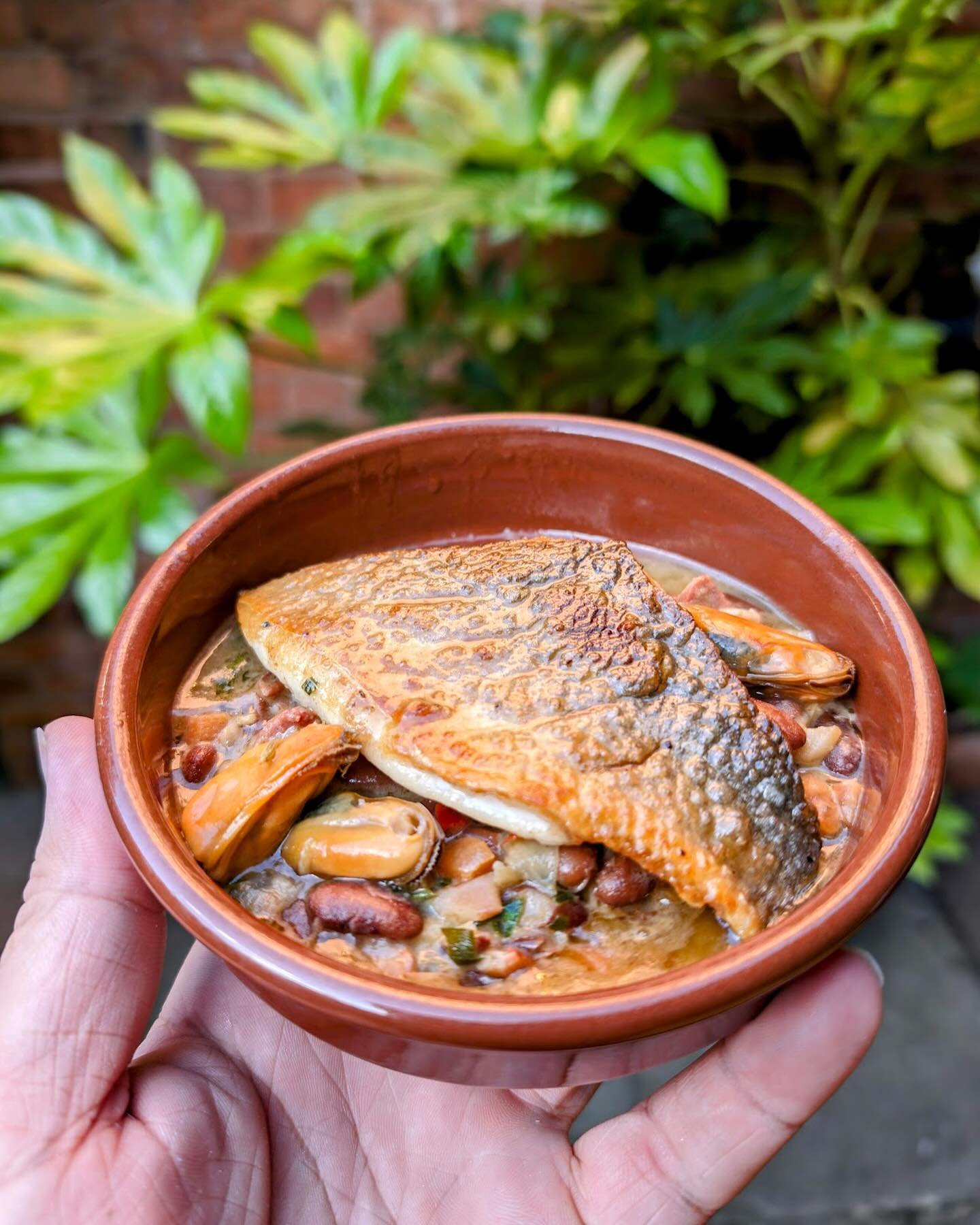 -𝙉𝙀𝙒 𝙊𝙉 𝙏𝙃𝙀 𝙈𝙀𝙉𝙐-

Sea Bream with Chorizo and Pinto Bean Broth, finished with Cream and Sweet Pickled Mussels. 

Experience the perfect blend of flavors at 
2 Bridges. Don&rsquo;t miss out .

📍4, St Peters Cl, Commercial St, Hereford HR1