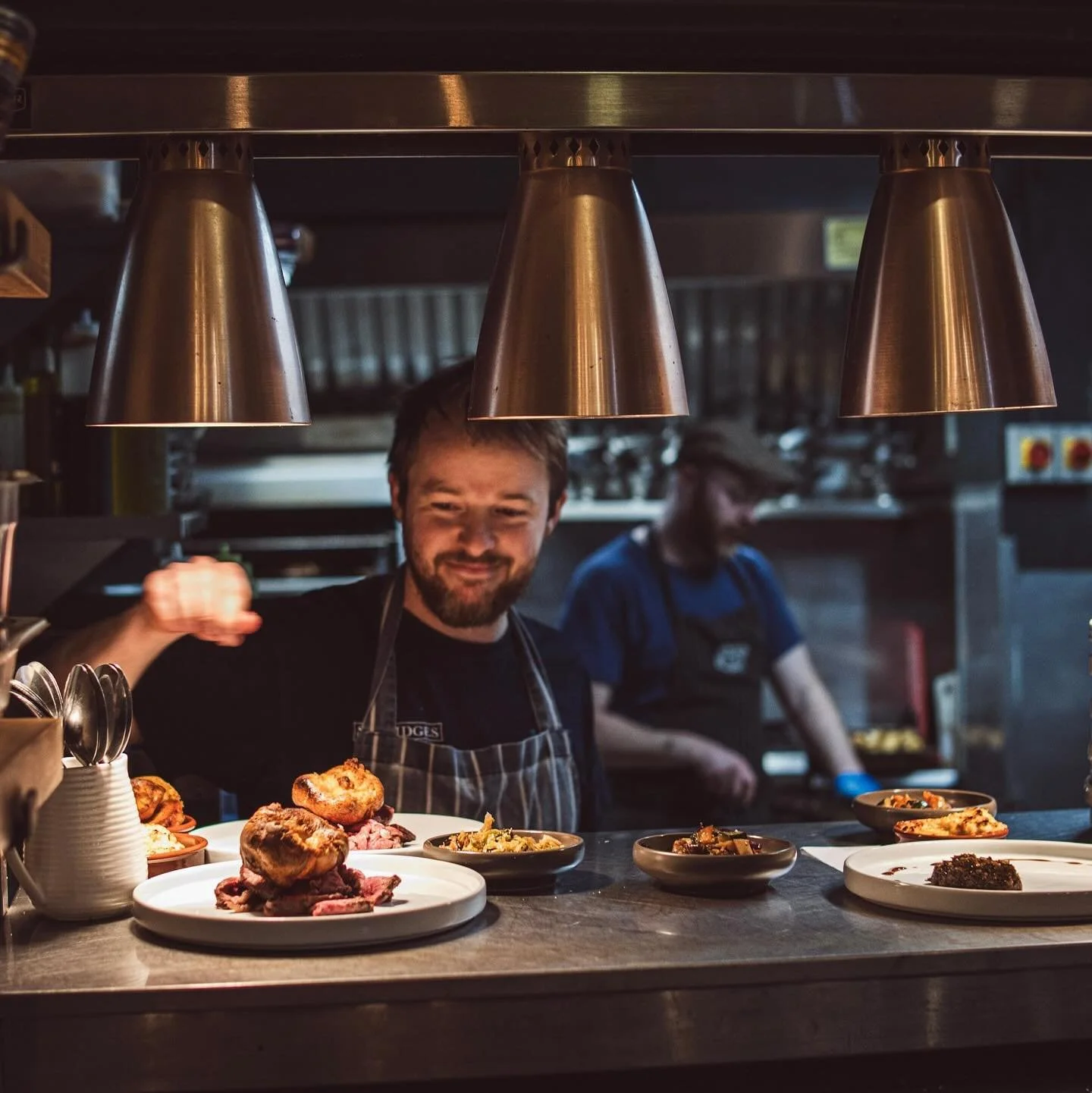 -𝙎𝙪𝙣𝙙𝙖𝙮 𝙖𝙩 2 𝘽𝙧𝙞𝙙𝙜𝙚𝙨-

Sundays are special at 2 Bridges, and autumn is the perfect season to gather around the table. Early on Sunday morning, our chefs light the fire, preparing a low-and-slow roast cooked carefully over open flames f