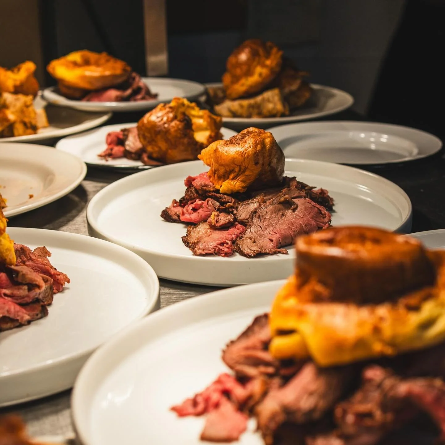 -𝙎𝙪𝙣𝙙𝙖𝙮 𝙍𝙤𝙖𝙨𝙩-

There is nothing better than comforting food on a cold afternoon. 
Join us at 2 Bridges for our Sunday roast, cooked over fire and served with all the trimmings. A selection of tapas and puddings will also be available to m