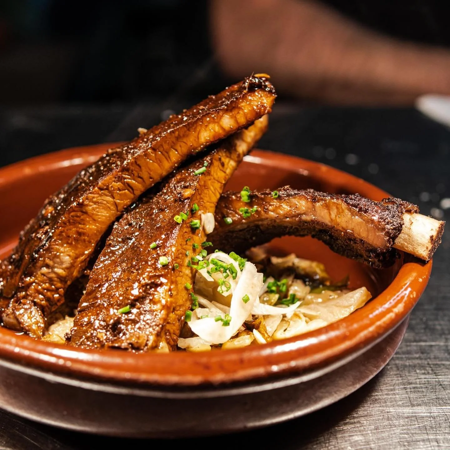 -𝙒𝙚𝙚𝙠𝙚𝙣𝙙 𝙎𝙥𝙚𝙘𝙞𝙖𝙡𝙨-

The sky&rsquo;s gone grey, the rain&rsquo;s moved in, and the jumpers are back out. Perfect conditions for a little 2 Bridges comfort.

On the menu this weekend: Monmouthshire pork ribs, slow-cooked in orange and so