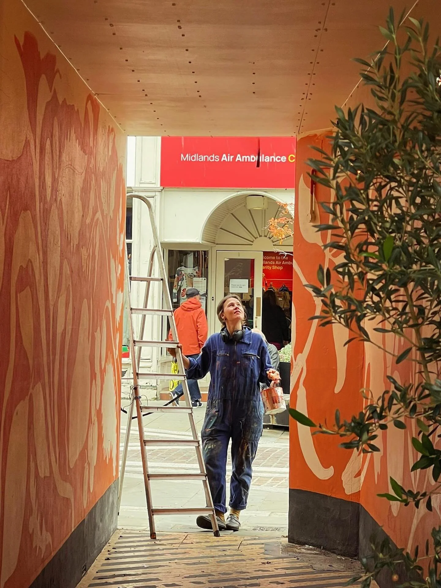 -𝙈𝙄𝙉𝘿𝙁𝙐𝙇 𝙑𝘼𝙉𝘿𝘼𝙇 𝙞𝙨 𝙗𝙖𝙘𝙠!-

We&rsquo;re so happy to say that Fran (@pan.makes ) is back at 2 Bridges &mdash; brushes in hand and already working her magic on our alleyway wall.

Frances Whitfield, illustrator, printer, and portrait 