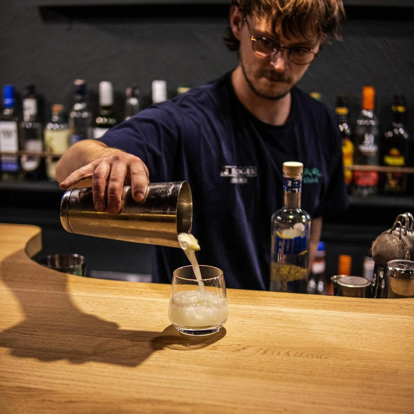 -𝘾𝙊𝘾𝙆𝙏𝘼𝙄𝙇 𝙊𝙁 𝙏𝙃𝙀 𝙒𝙀𝙀𝙆: 𝘾𝘼𝙄𝙋𝙄𝙍𝙄𝙉𝙃𝘼-

Winter outside, Brazil in your glass.
Caipirinhas at 2 Bridges &ndash; escape the cold with every sip. 

📍4, St Peters Cl, Commercial St, Hereford HR12DL
🌐 www.2bridgeshereford.com
☎️ 0