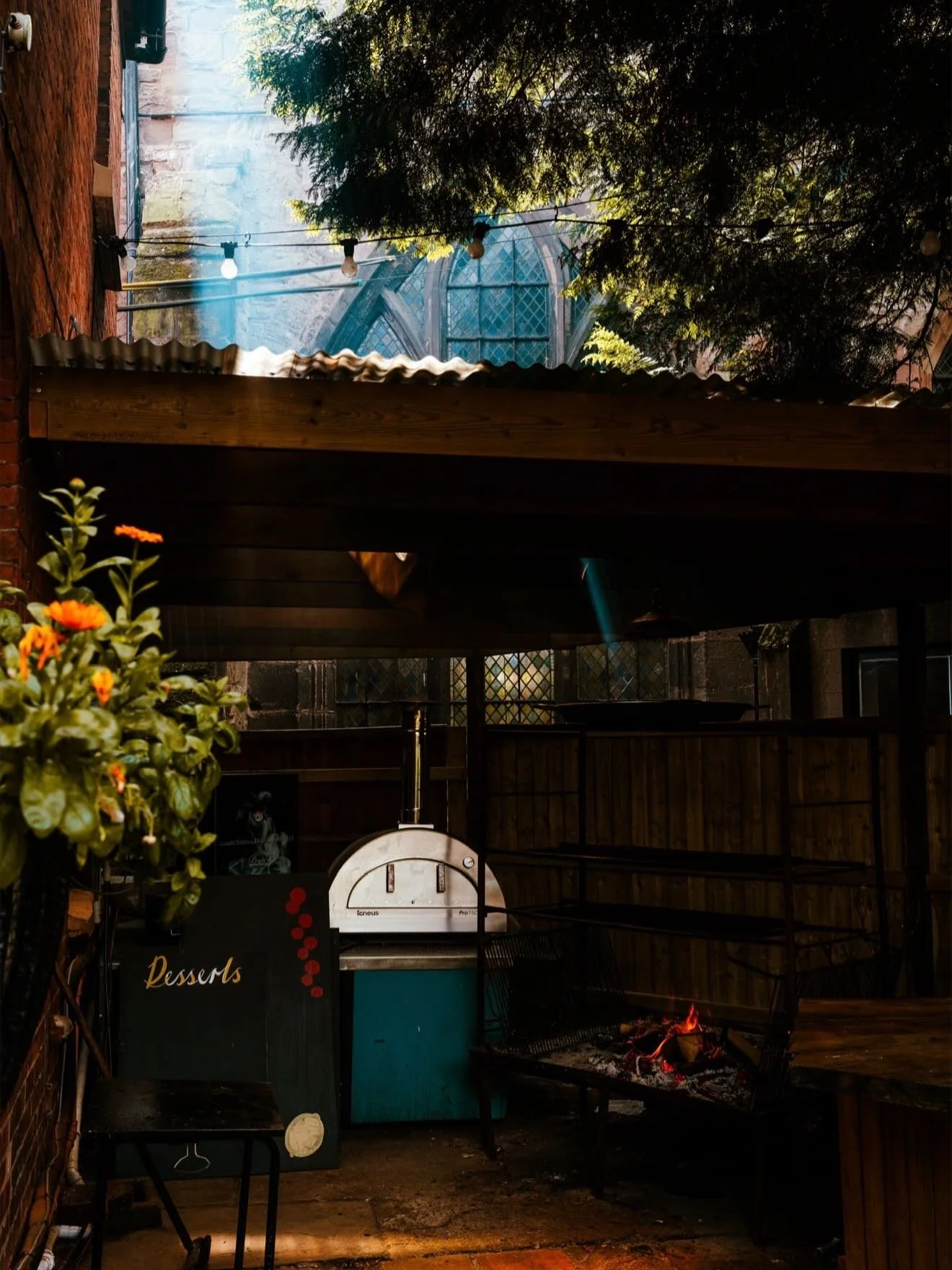 -𝙎𝙐𝙉𝘿𝘼𝙔 𝙍𝙊𝘼𝙎𝙏 𝙄𝙎 𝘽𝘼𝘾𝙆 𝘼𝙏 2 𝘽𝙍𝙄𝘿𝙂𝙀𝙎-

Our much-loved Sunday Roast returns this Sunday!
Fancy something a little different? Come and enjoy the rich flavours of live fire cooking, bringing warmth, smoke, and a whole lot of flav