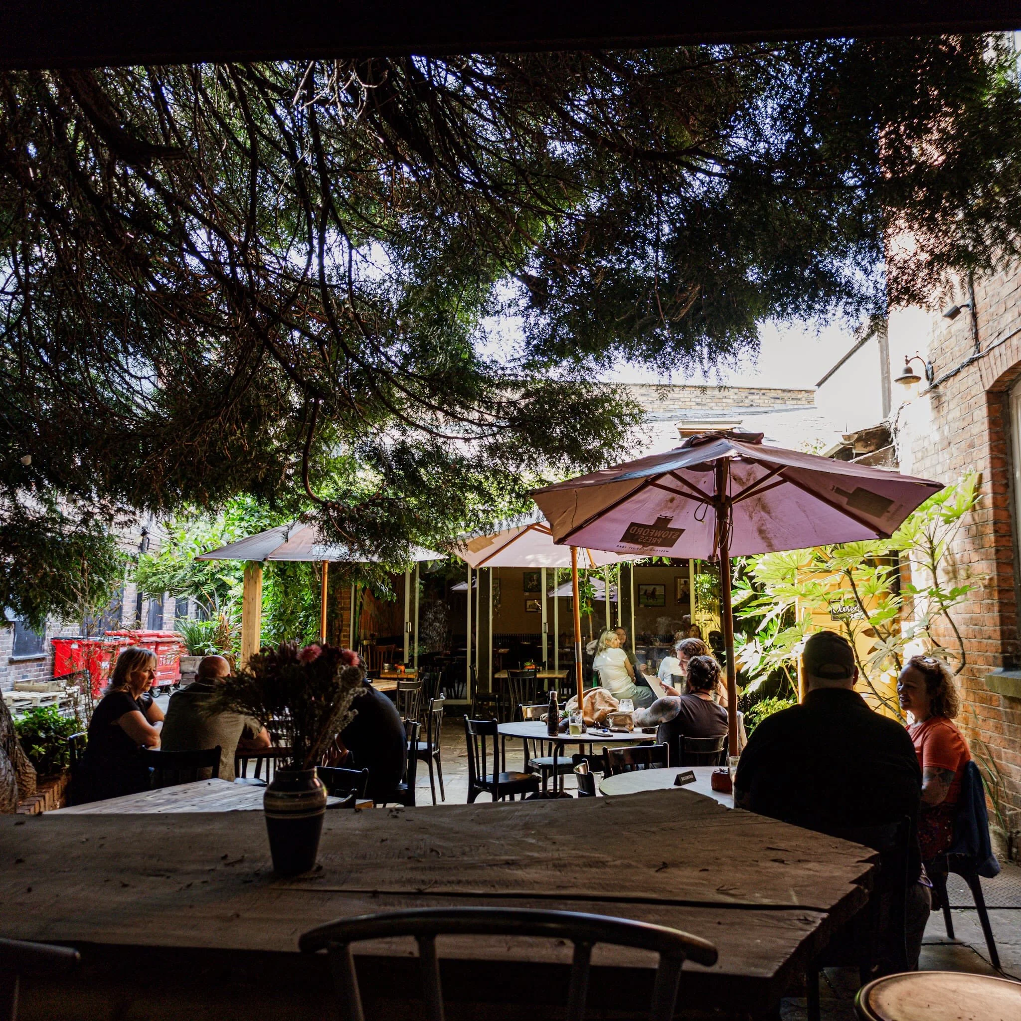 -𝙒𝙚𝙚𝙠𝙚𝙣𝙙 𝙖𝙩 2 𝘽𝙧𝙞𝙙𝙜𝙚𝙨-

It&rsquo;s here &mdash; the weekend has arrived! 

Come down to 2 Bridges and enjoy great food, drinks, and a relaxing atmosphere. Our courtyard is looking greener than ever and has become a little urban oasis 