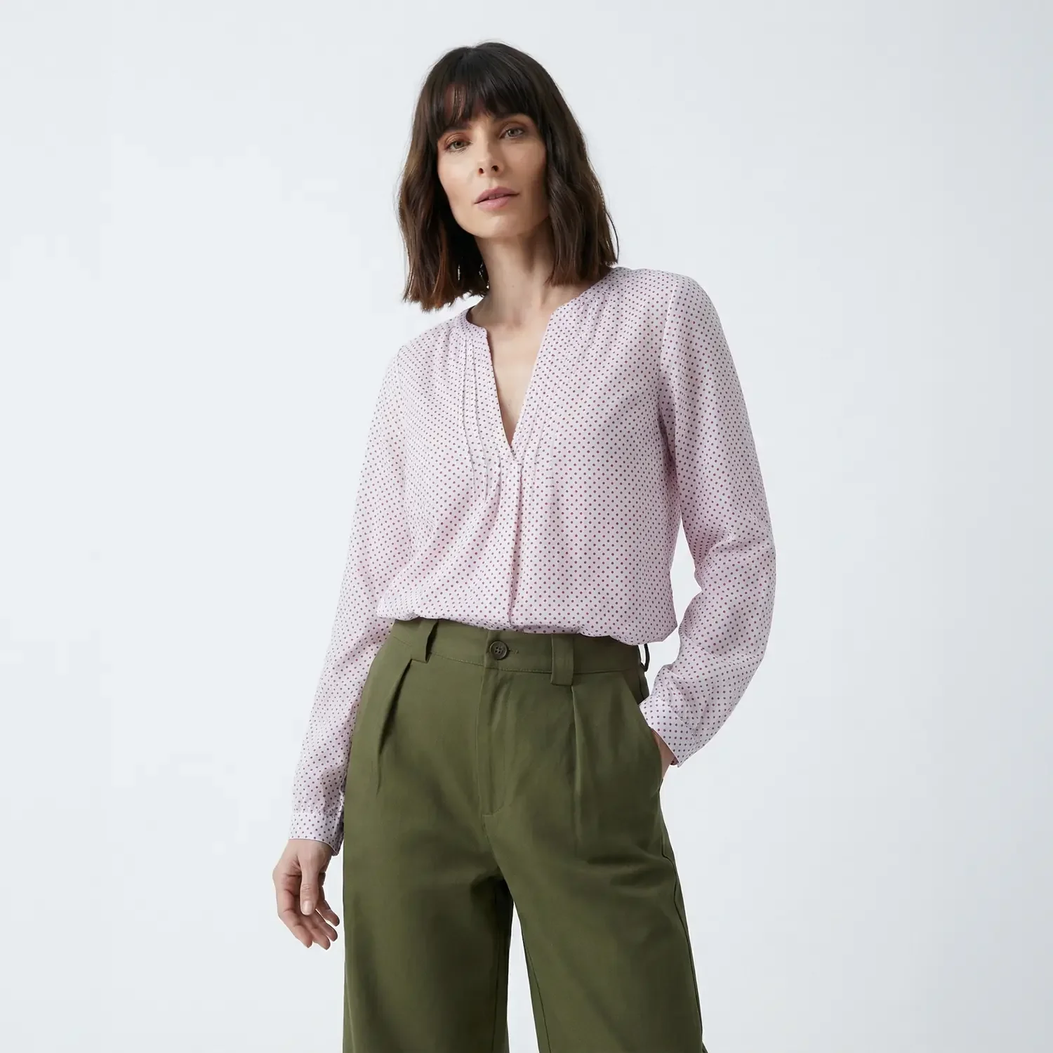 female virtual model trousers 016.webp