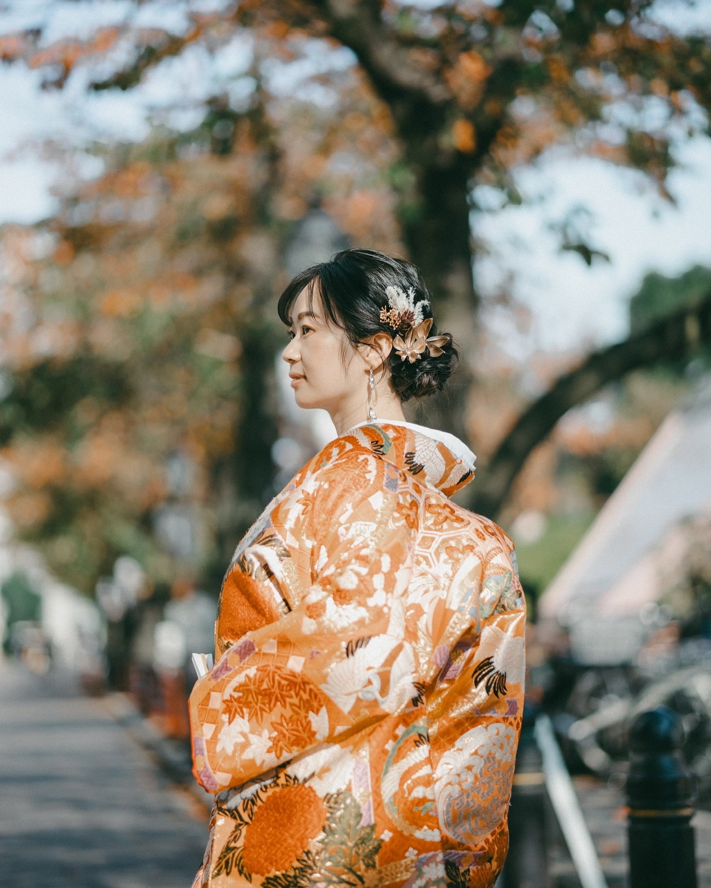 &laquo;和裝Kimono style&raquo;
正準備踏入初冬的尾秋，
以橙色的妝容配搭楓葉的色調
剛好帶出Becky可愛的氣質。

髮飾隨了祖紅色亦加了白色和金色，
剛好是初冬與尾秋的混合。
淡雅、溫柔、可人。

Photo: @alfred.wanosabi @wanosabi.wedding 
MUA: @wanosabi.beauty