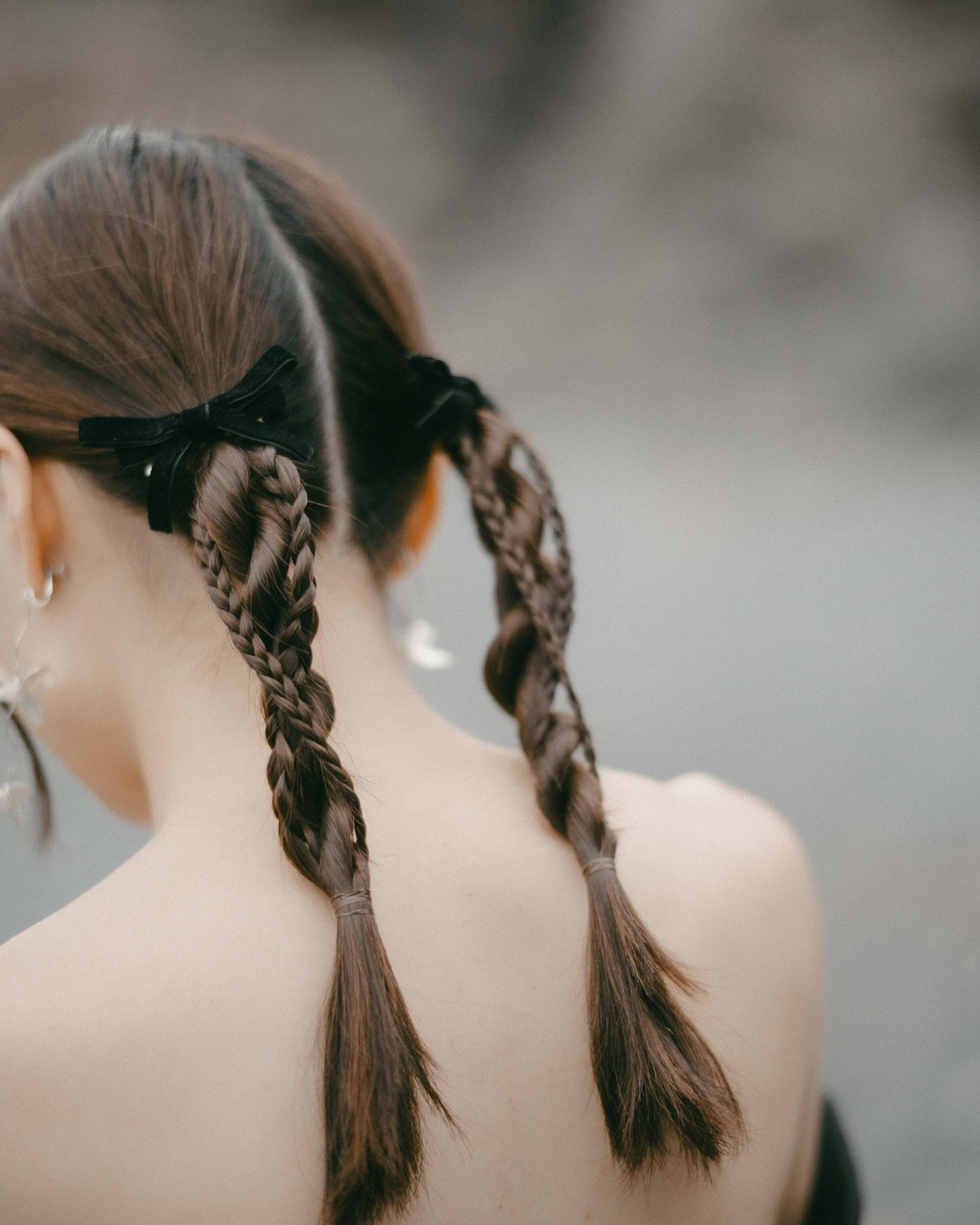 &laquo;Ribbon Twin Hairstyle&raquo;
為這位可愛的大阪女生設計的髮型🍩
不是每一個人都適合可愛風，
但遇到適合可愛風的客人就能大發揮可愛風格
特別是香港沒有很流行的可愛髮型，
日本女生卻十分喜歡！

Photographer: @wanosabi.wedding @alfred.wanosabi 
Mua: @wanosabi.beauty