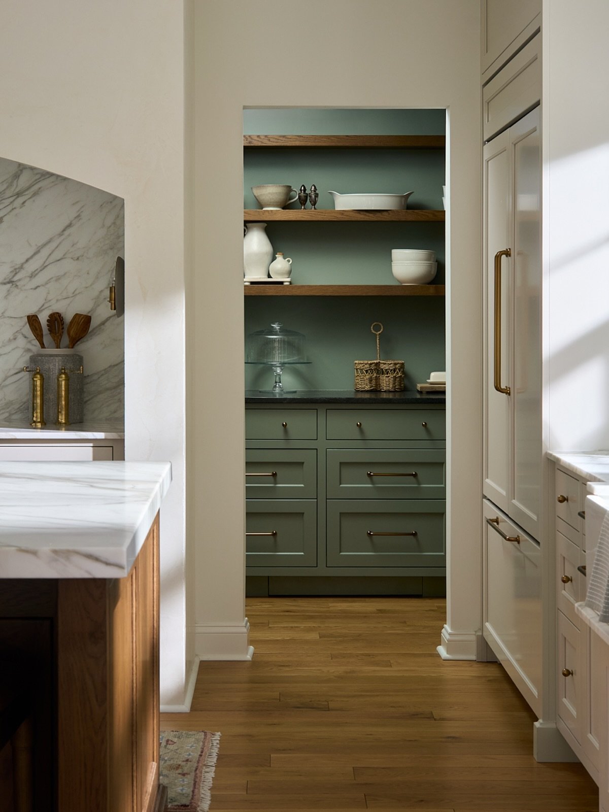 Pantries are having a moment&hellip; and we are here for it.
This is not your old run-of-the-mill pantry with wire shelves and a cluttered mess hidden behind a door. We are seeing a movement toward pantries becoming an extension of the kitchen itself
