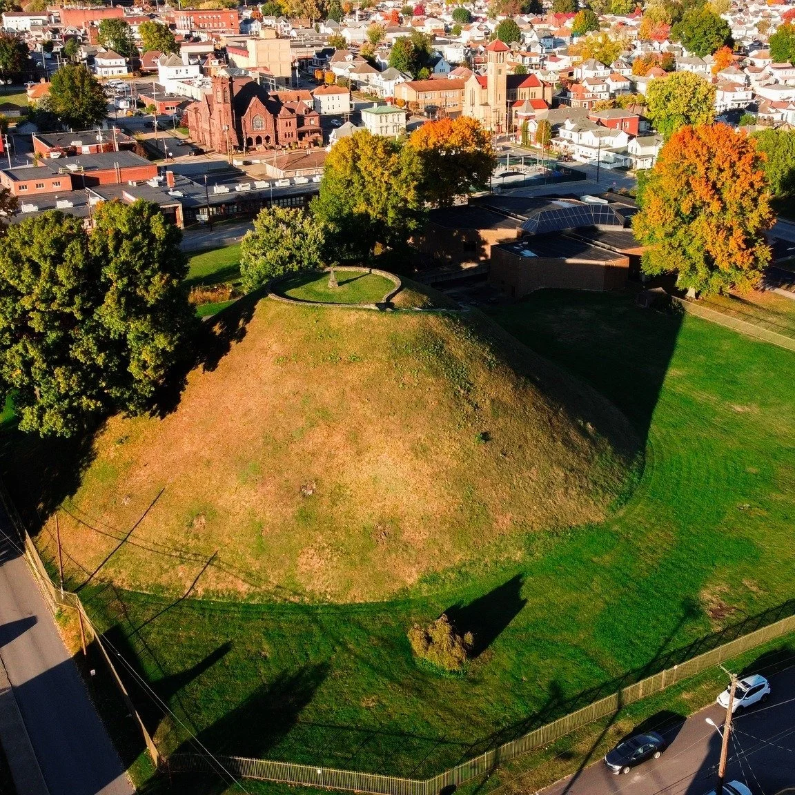 Make the most of a visit to Moundsville this Fall🍂😍 

Here are some of our favorite spots to see the changing colors of fall. Make it a weekend getaway and stop at each location to see the autumn leaves! ⬇️

&bull; The Grave Creek Mound - Free muse