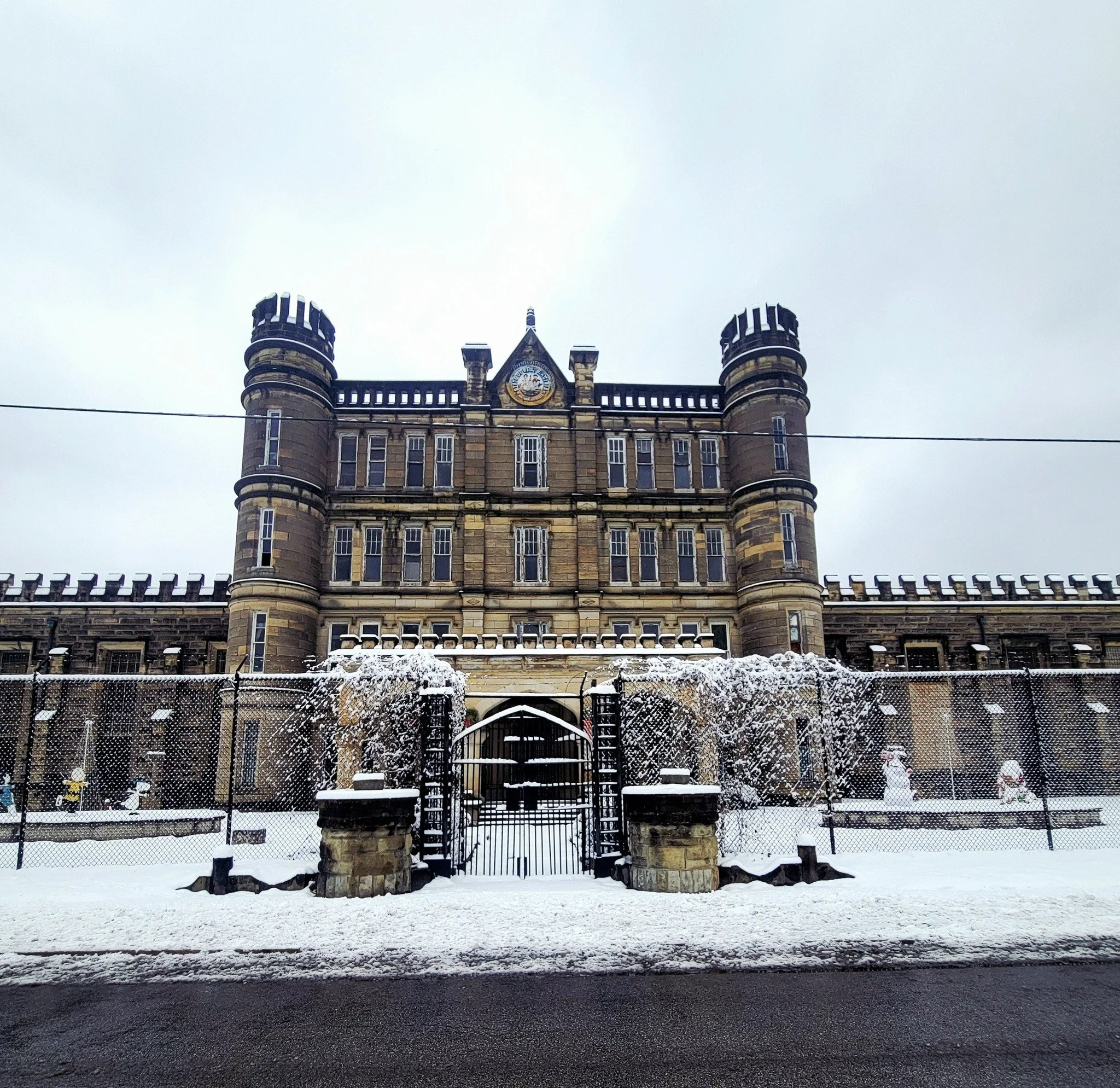 Check out this beautiful picture the West Virginia Penitentiary captured during our snowy week! Make sure to stop by and enjoy their Christmas Musical Light Show each evening from 5:30-10pm this Holiday season!

#VisitMoundsville #MoundsvilleWV #Almo