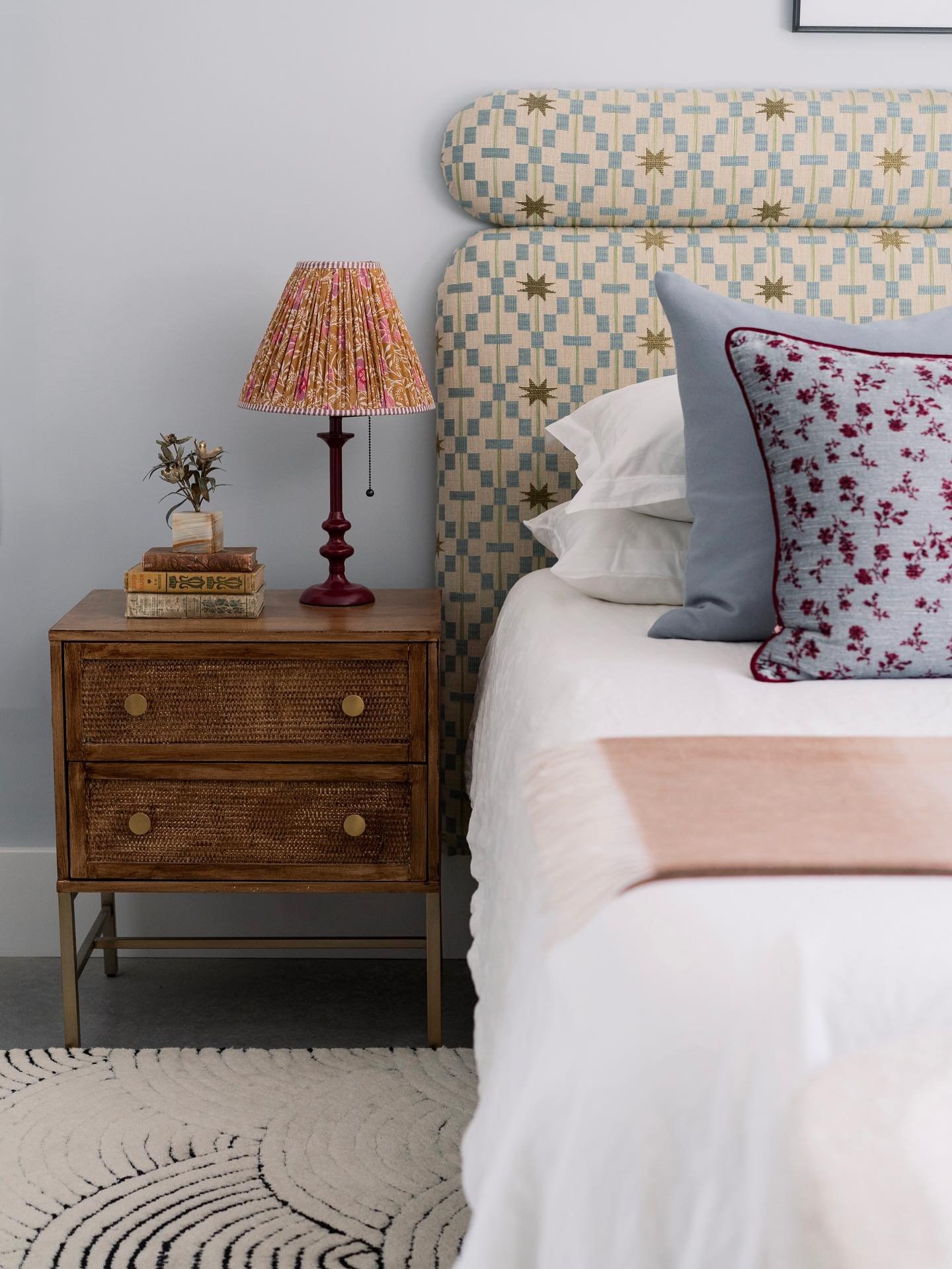 Happy Friday! ✨ perfect place to kick up your feet and settle in for the weekend 🫧 featuring one of my favorite textiles on this custom designed headboard. 

Interior Design: @ren.interiors 
Photography: @legaciestudios