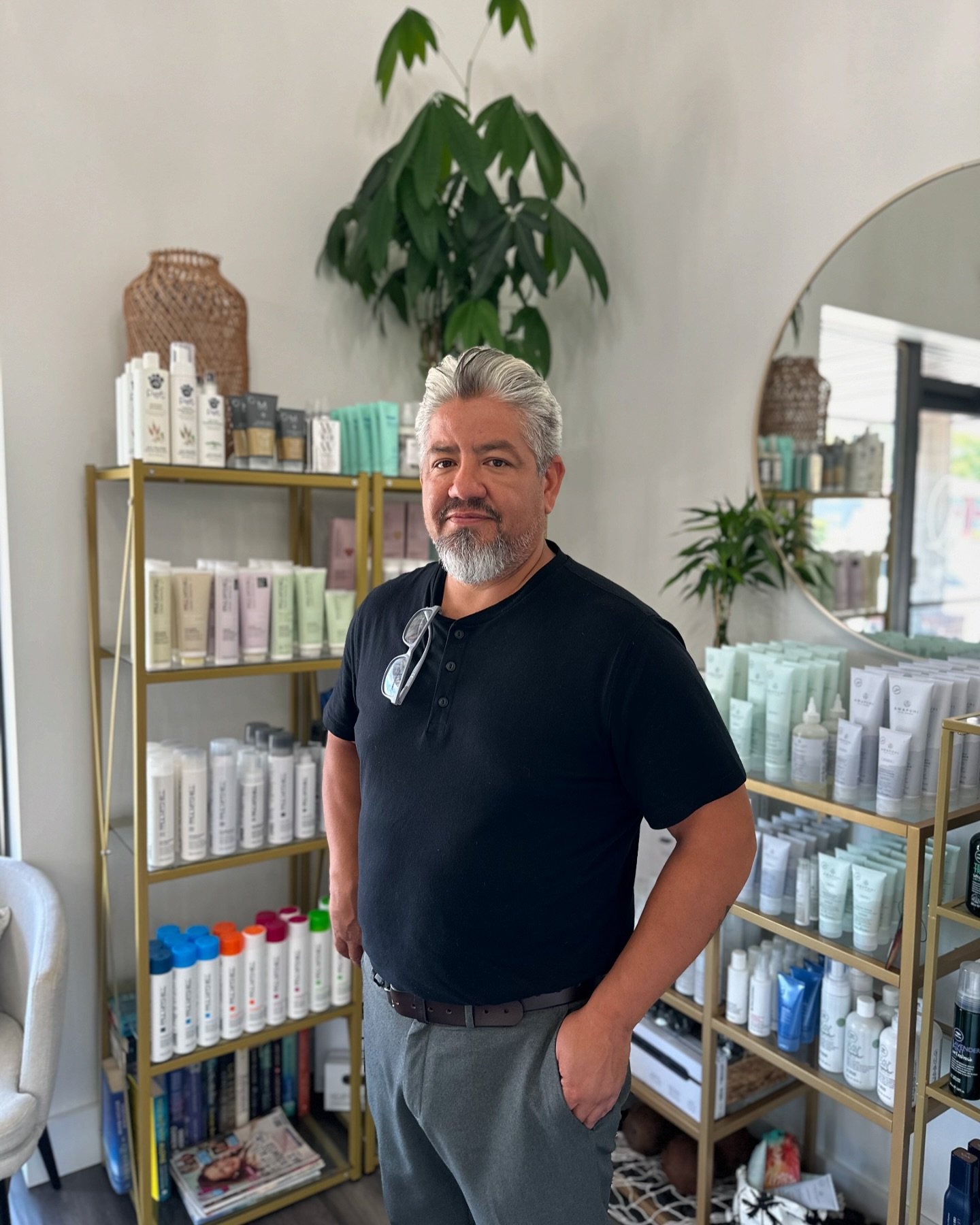 Happiest Birthday to Rob🎉🥳 
Wishing you all the best on your birthday and everyday! 
Love, your wonderful staff here at Midori Salon 😃