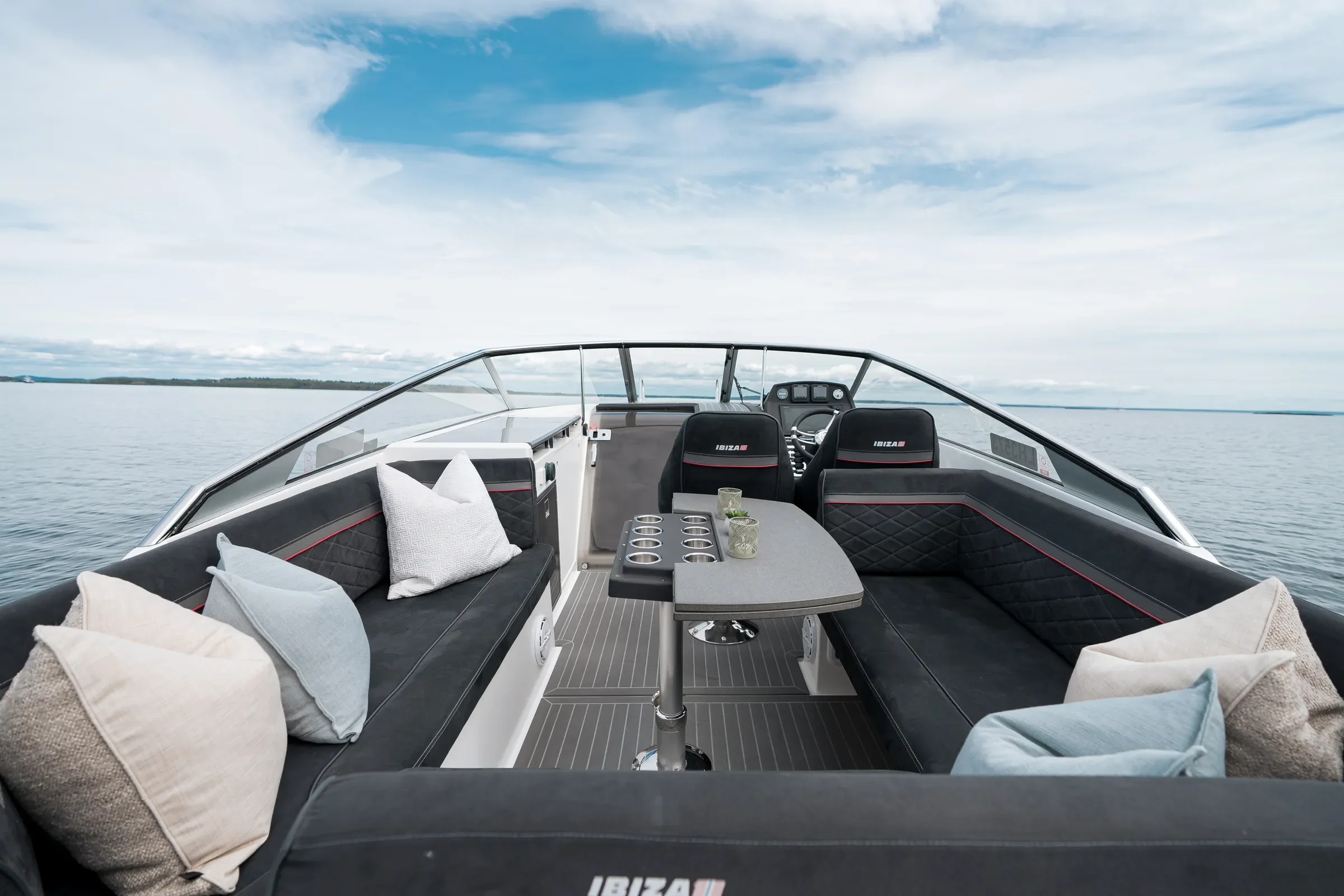 Ibiza 811 2019 2x Suzuki 200hp-8_web.webp