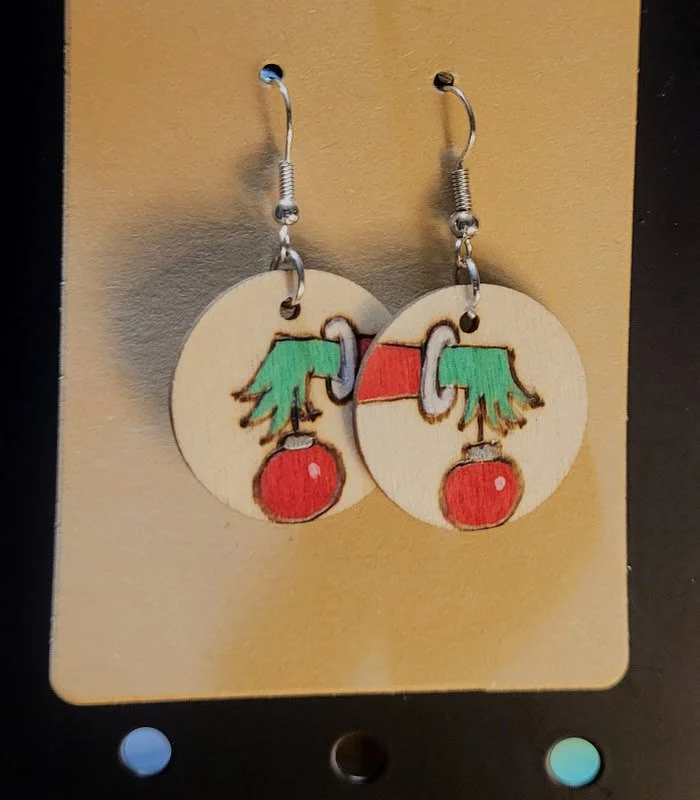 #113 grinch hand with ornament