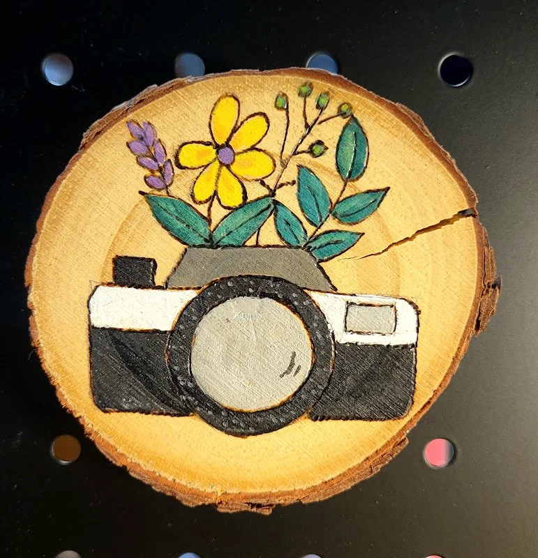 #17-CAMERA WITH FLOWERS MAGNET