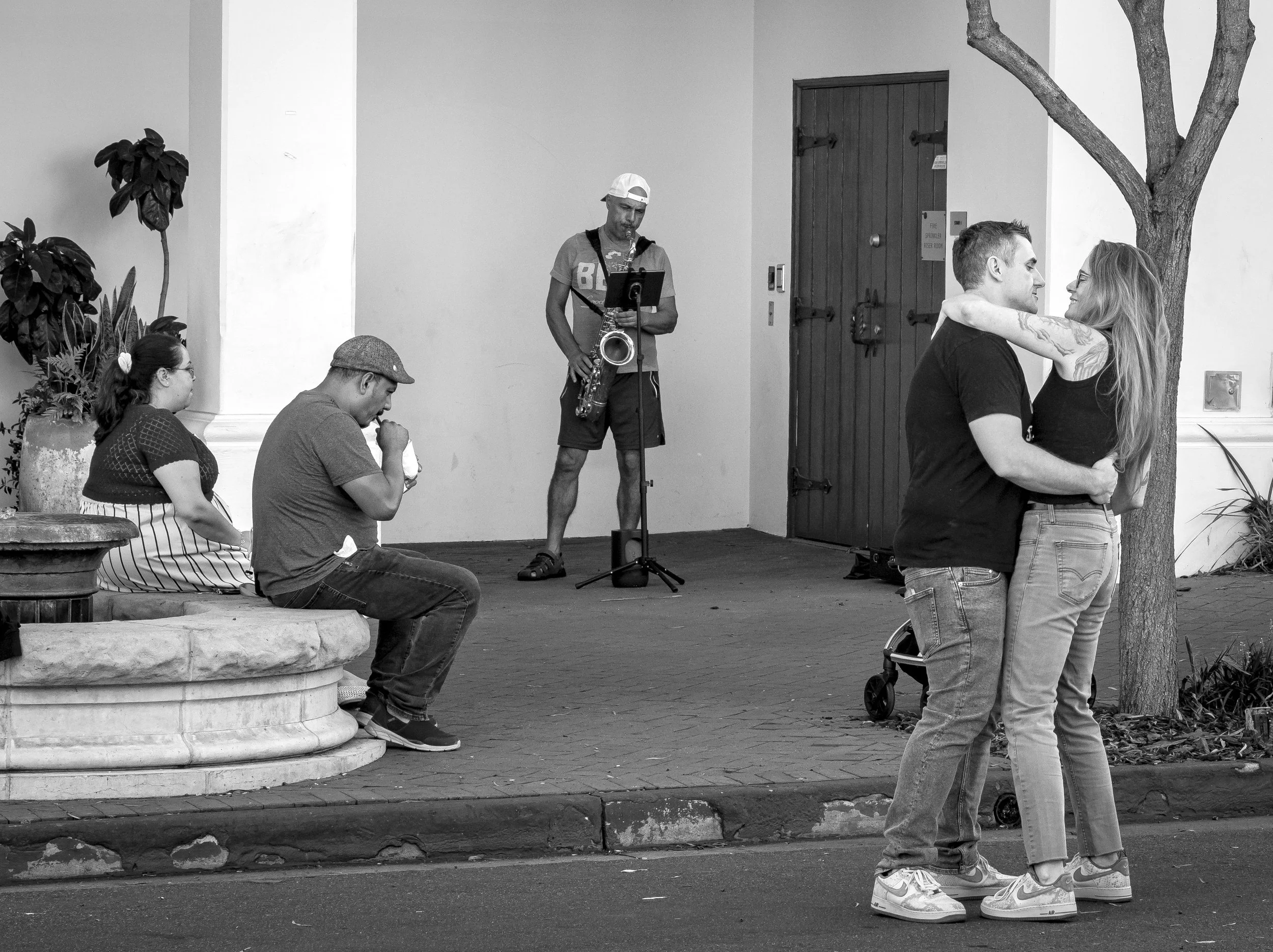 Saxophonist plays for couple and two singles bnw.jpg