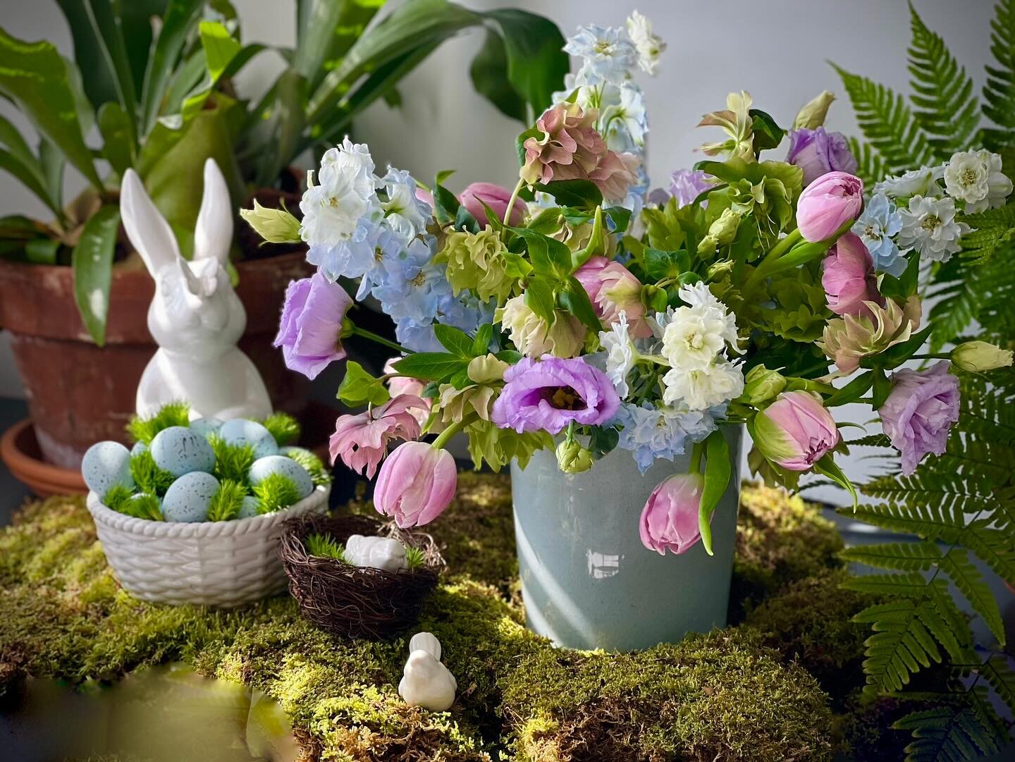 Gearing up for Easter! 🐣 
#easter2024 is March 31st.
#tablescapes #easterdecor #springflorals