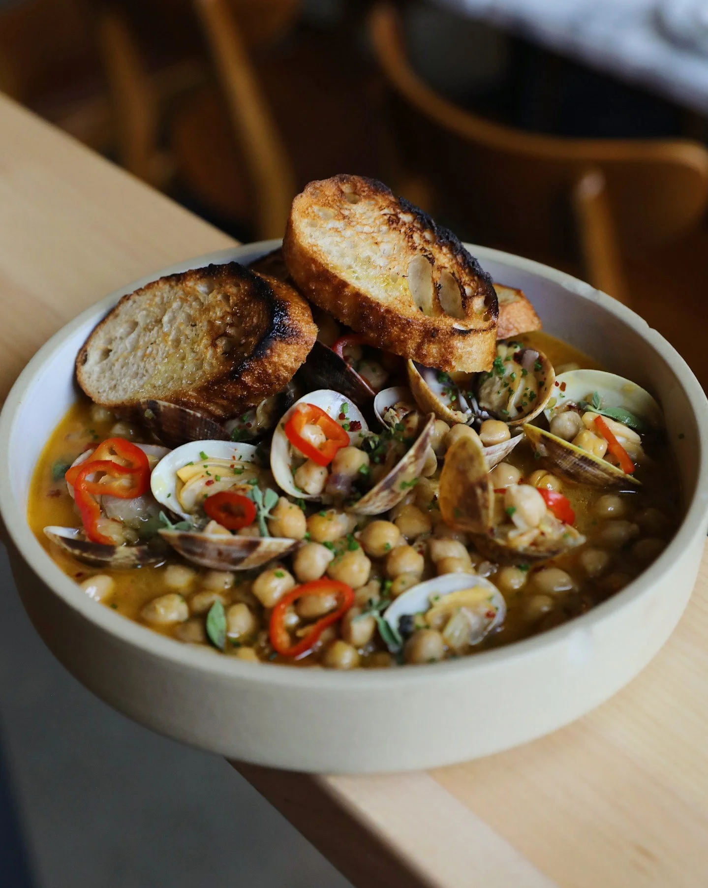 A nod to the Northwest coast: Manila clams in a vibrant broth of chickpeas and Jimmy Nardello peppers, ready to be sopped up with baguette.

#generalharvestseattle #seattlerestaurant #fremontseattle #wallingfordseattle #manilaclams
