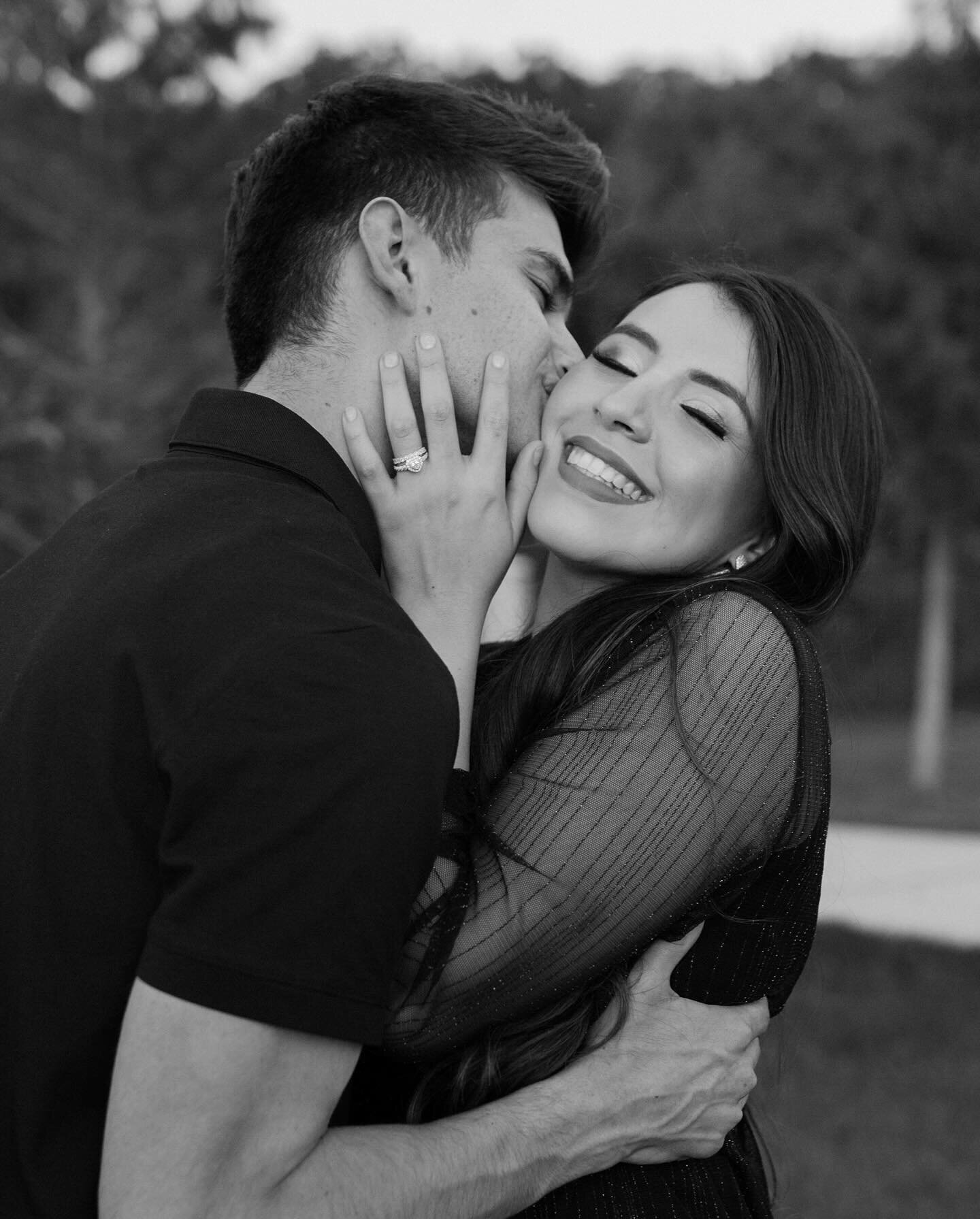 It&rsquo;s been a while since we&rsquo;ve posted here but we&rsquo;re back🤍 &amp; sharing this beautiful engagement session for @sarypachecocv 

What&rsquo;s your favorite pic?🥰 comment below 👇🏼