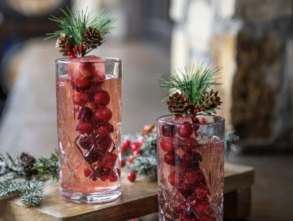 Stand-Out Cocktails for Holiday Events – Classic Twists and Fresh Ideas for Thanksgiving and Christmas