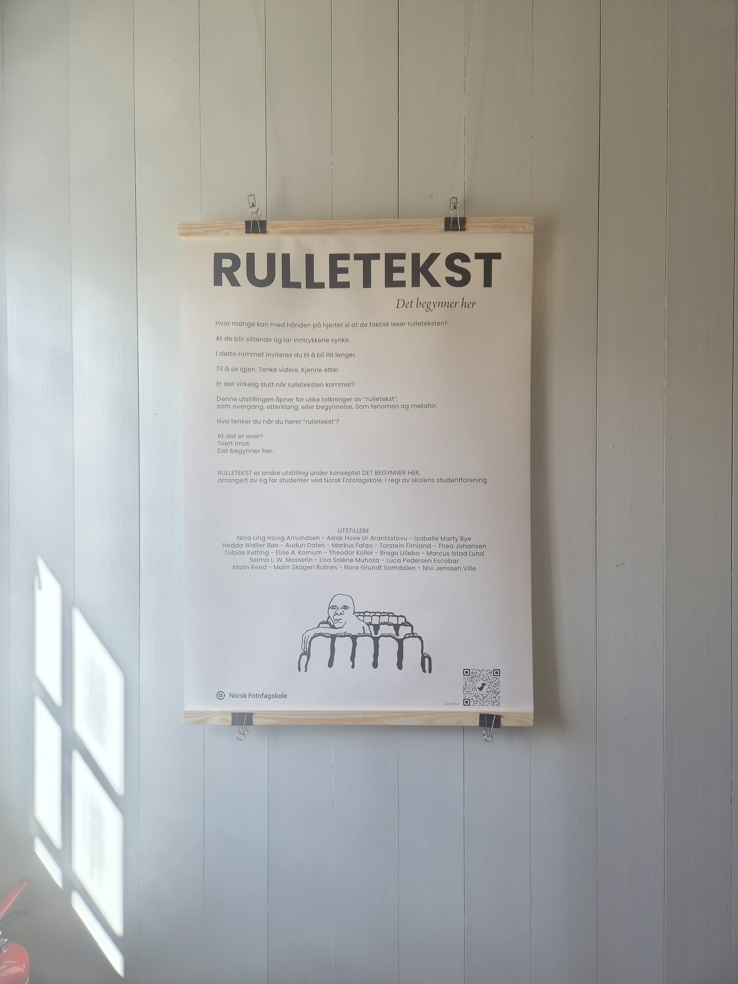 Det begynner her: Rulletekst (2026)