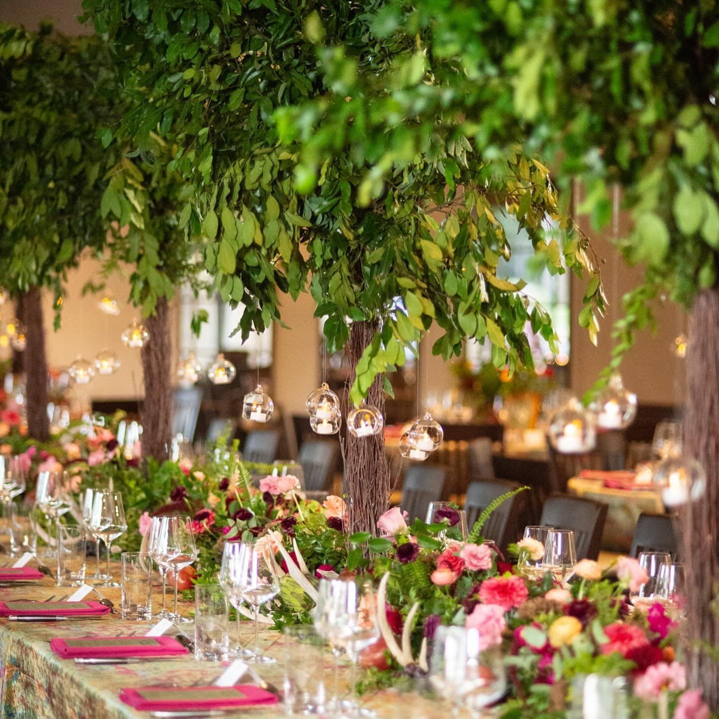 There are more ways to use candlelight than just on the tables ✨ Like hanging in trees! 
#candles #weddingcandles #eventcandles #corporateevents #corporateeventrentals #austincorporateevents #austineventrentals #austinweddingrentals #dallasevents #da