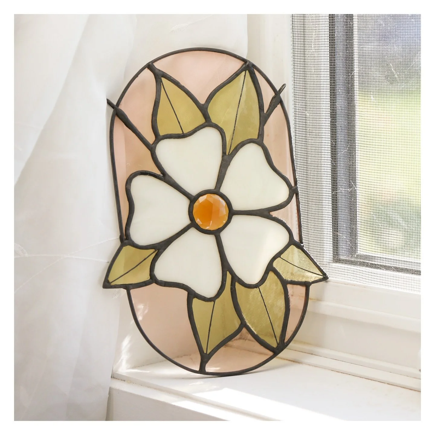 Working on some new glass projects and I think i need to make 30 versions of this design asap ✨🌸 
#stainedglass #stainedglassartist