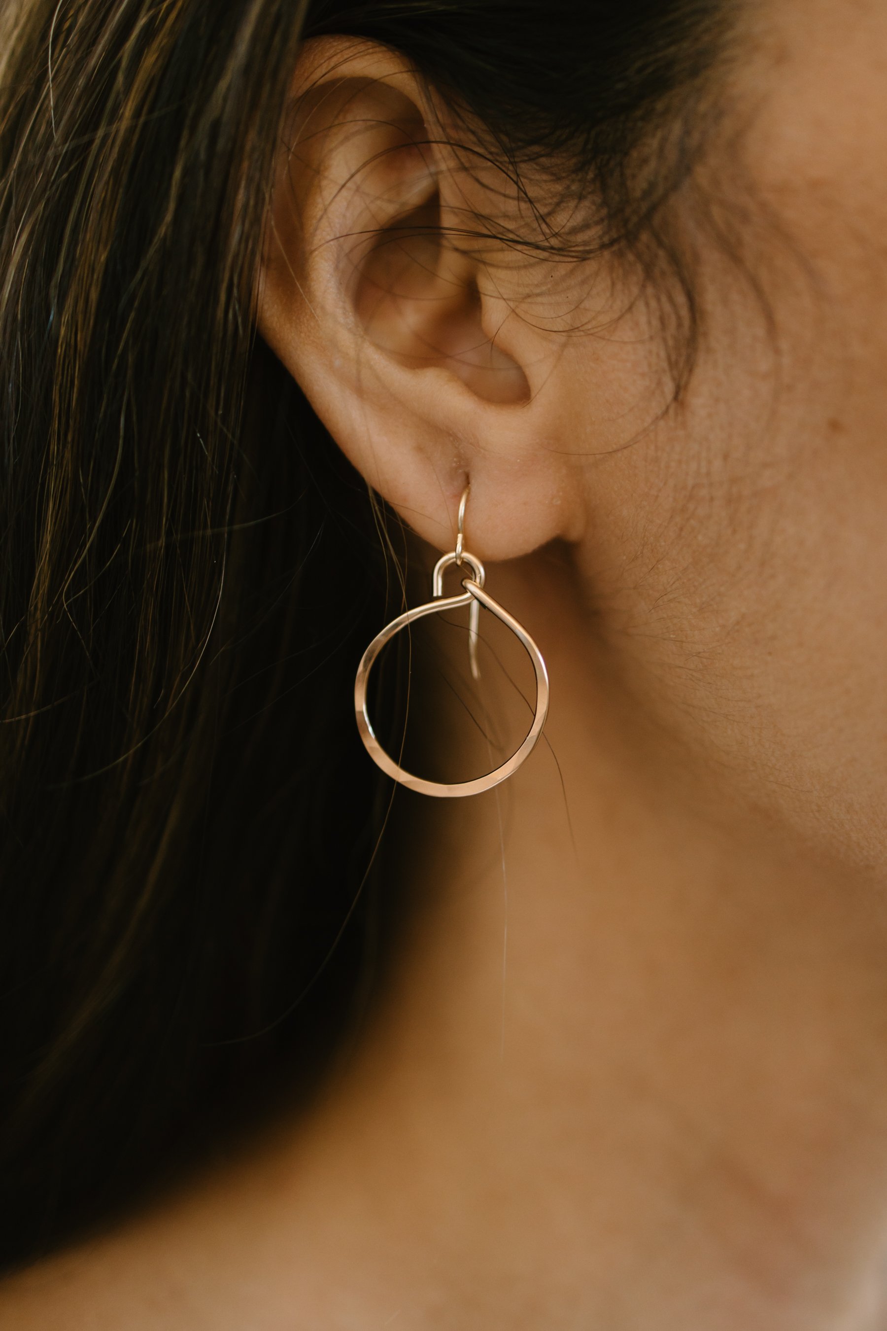 mira-small-circle-earrings-lifestyle01.jpg