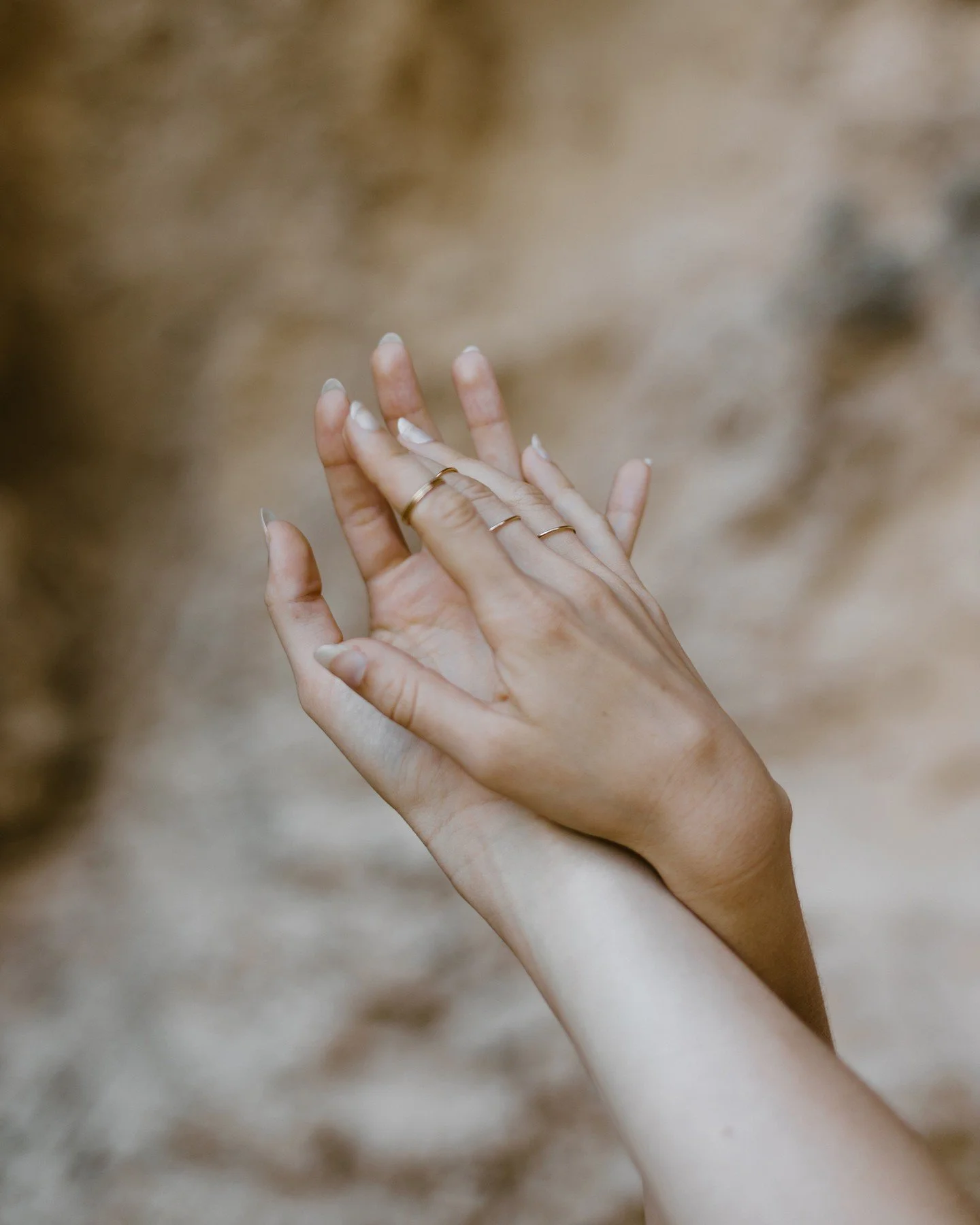 Our 14k gold fill stacking rings are minimal and timeless. Smaller sizes can be worn as knuckle rings (worn between the first and second knuckle) or stacked for a layered look. We love these simple but stunning rings! ⁠
⁠
✨ model: @isabellakauai | ph
