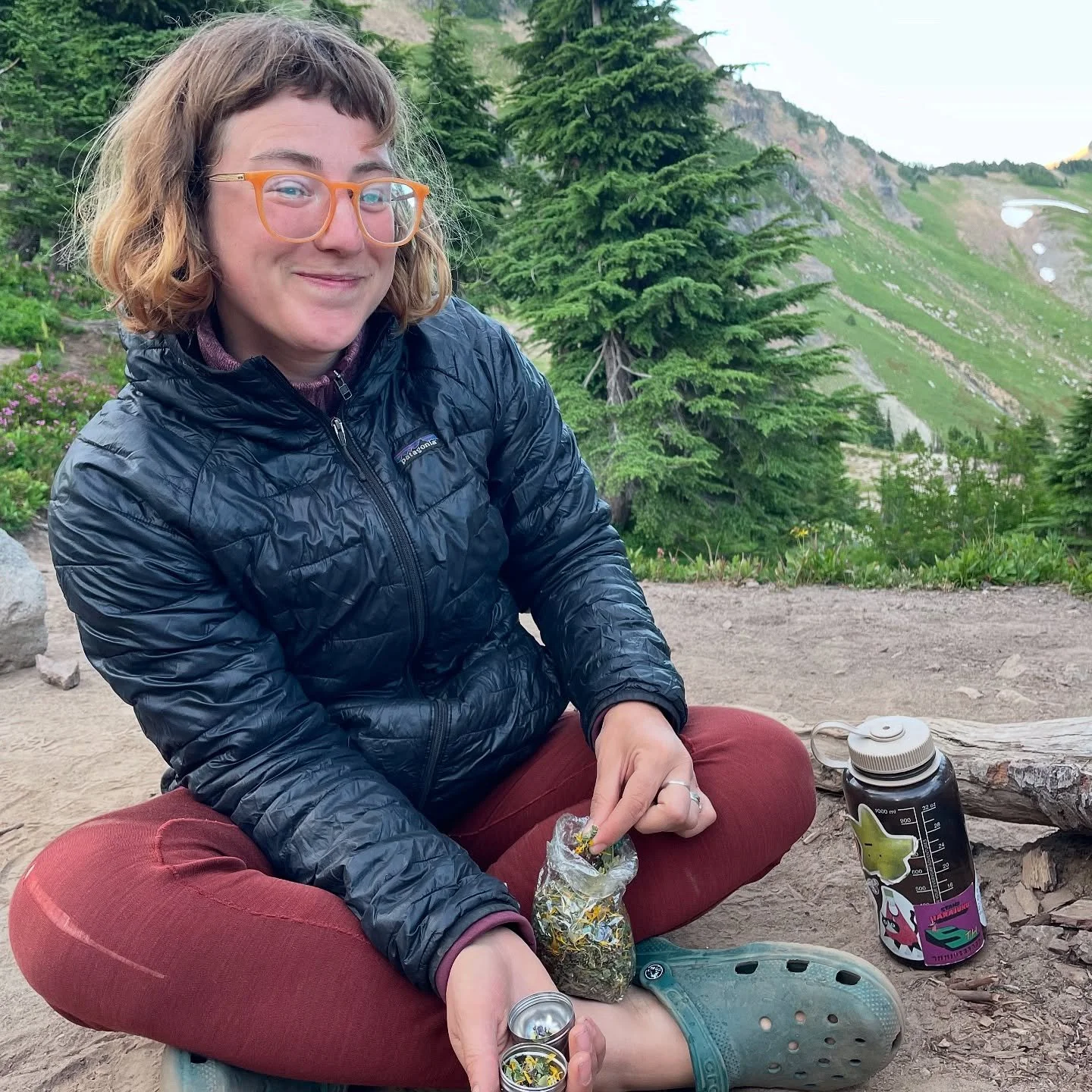 Murrelet tea in the backcountry! Sooo thrilled to receive these photos from my friends Claire and Gabe over at @picnic_eats_ 

They hiked some Rest &amp; Digest herbal tea alllll the way up a mountain to enjoy at their campsite. So proud to see these