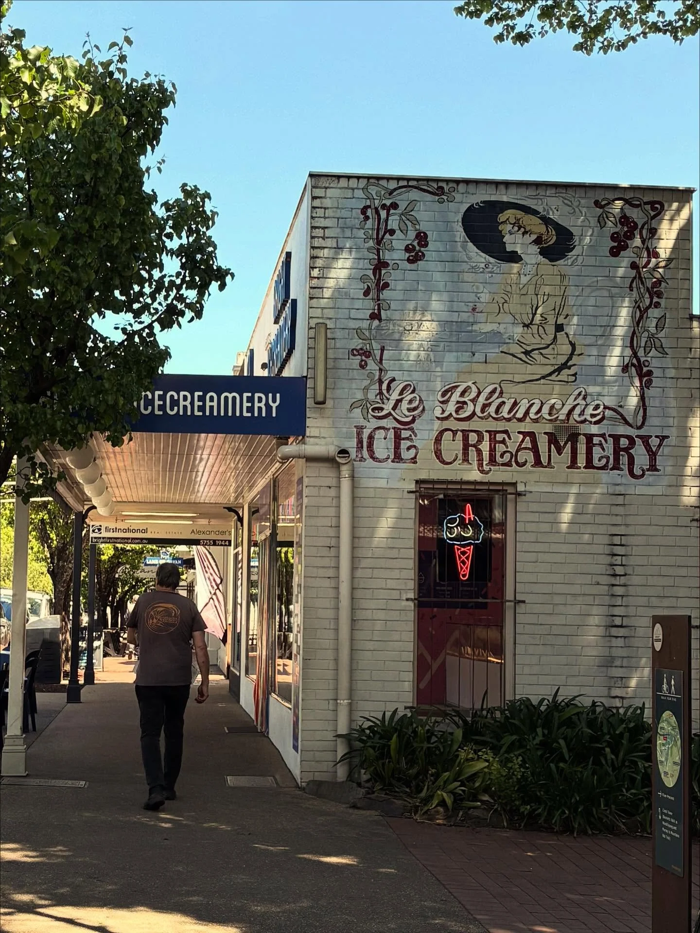 Katie: “The northern Victorian town of Bright is perhaps best known for their Autumn festivities, when the tree-lined streets -“
Benny: “- are glowing sizzling red in a Cold Chisel-Ian manner. And yet, we visited in Sprint time, a q