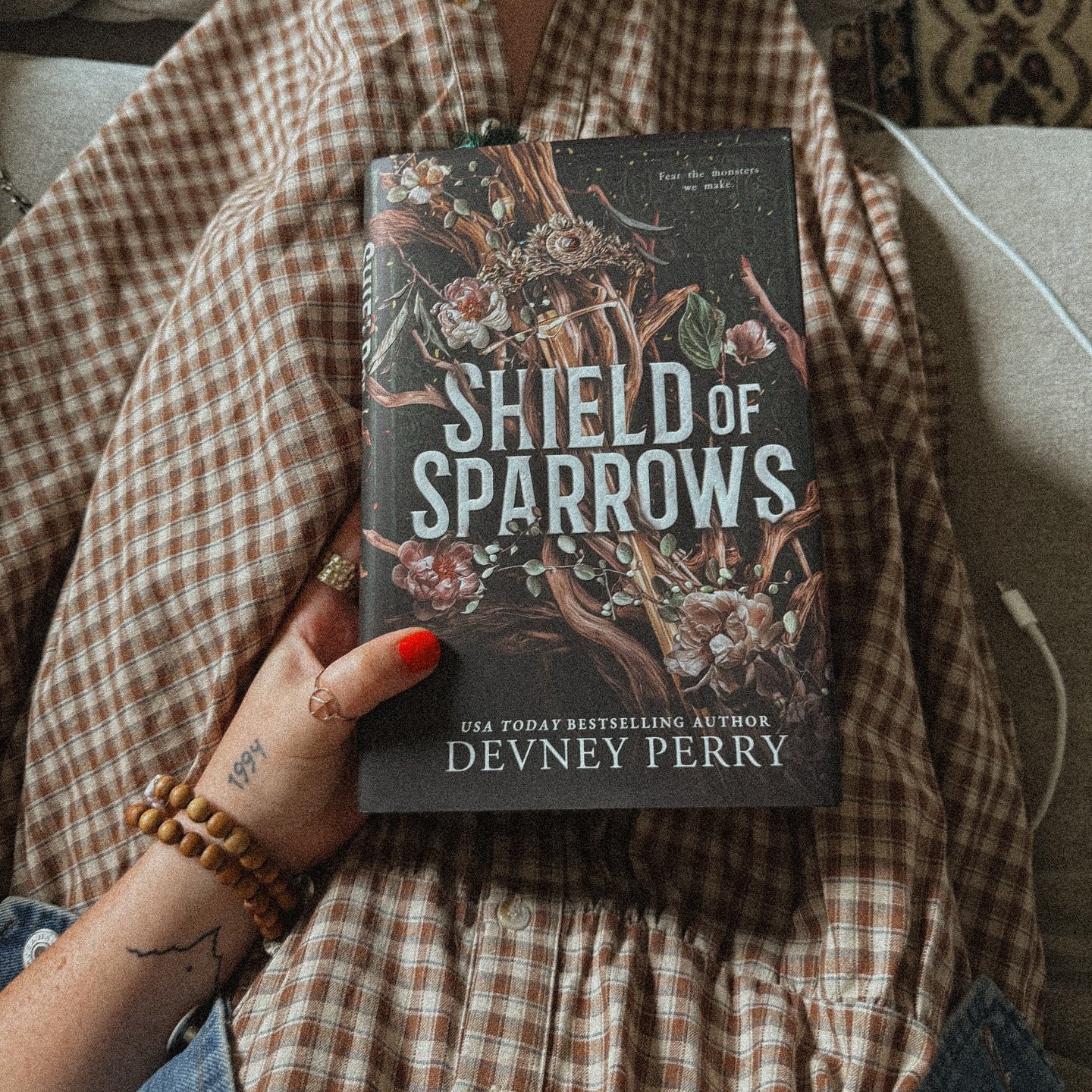 Shield Of Sparrows ⚔️🕊️ 5/5 ⭐️ and 2.5/5 🌶️ 

WOW WOW WOW WOW WOW!!! 🤯 let me start off with.. I can already FEEL my book hangover now. 

I went into this book absolutely blind, I had no idea what it was about other than the fact that it was going