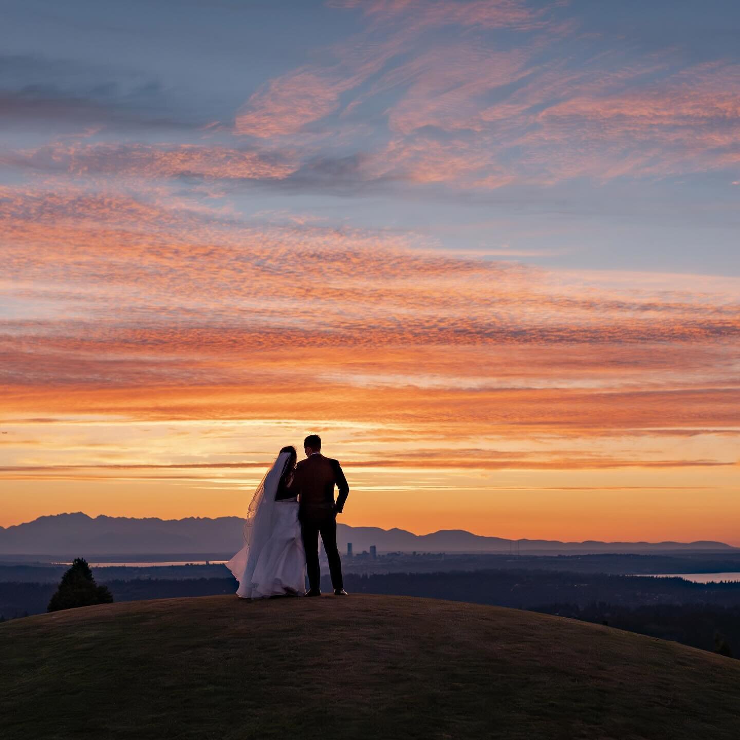 This chilly weather has me missing our dreamy PNW Summer sunsets... and there&rsquo;s arguably no better venue to soak one in than The Golf Club at Newcastle. 😍
Planning: @weddings_with_wendy 
Venue: @newcastle.events 
Floral: @seattlefloraldesign 
