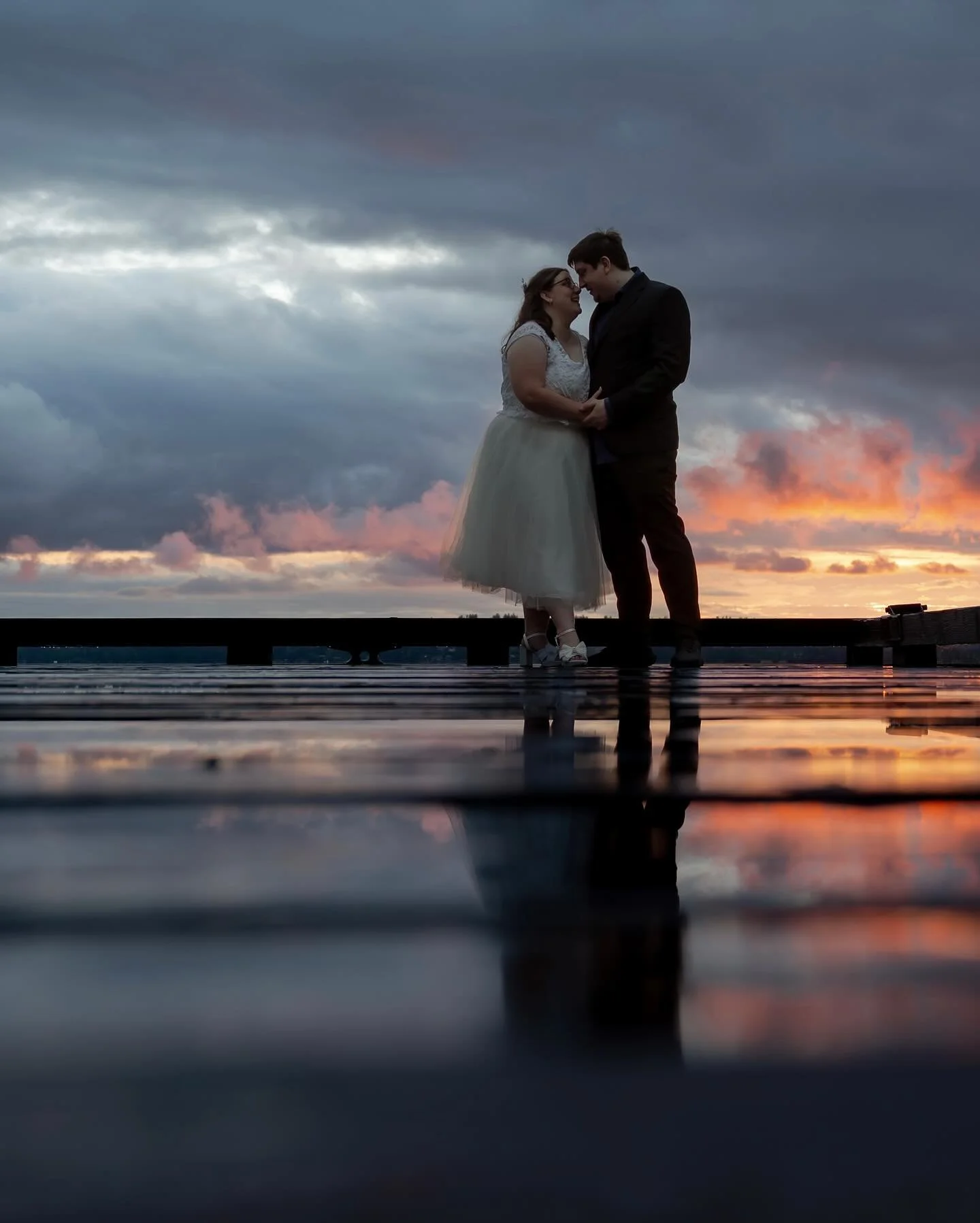 Congratulations C + J!!! Mother Nature sure was showing off for you in Kirkland tonight. 🌅

#woodmarkwedding #kirklandweddingphotographer #pnwedding #seattlesunsets