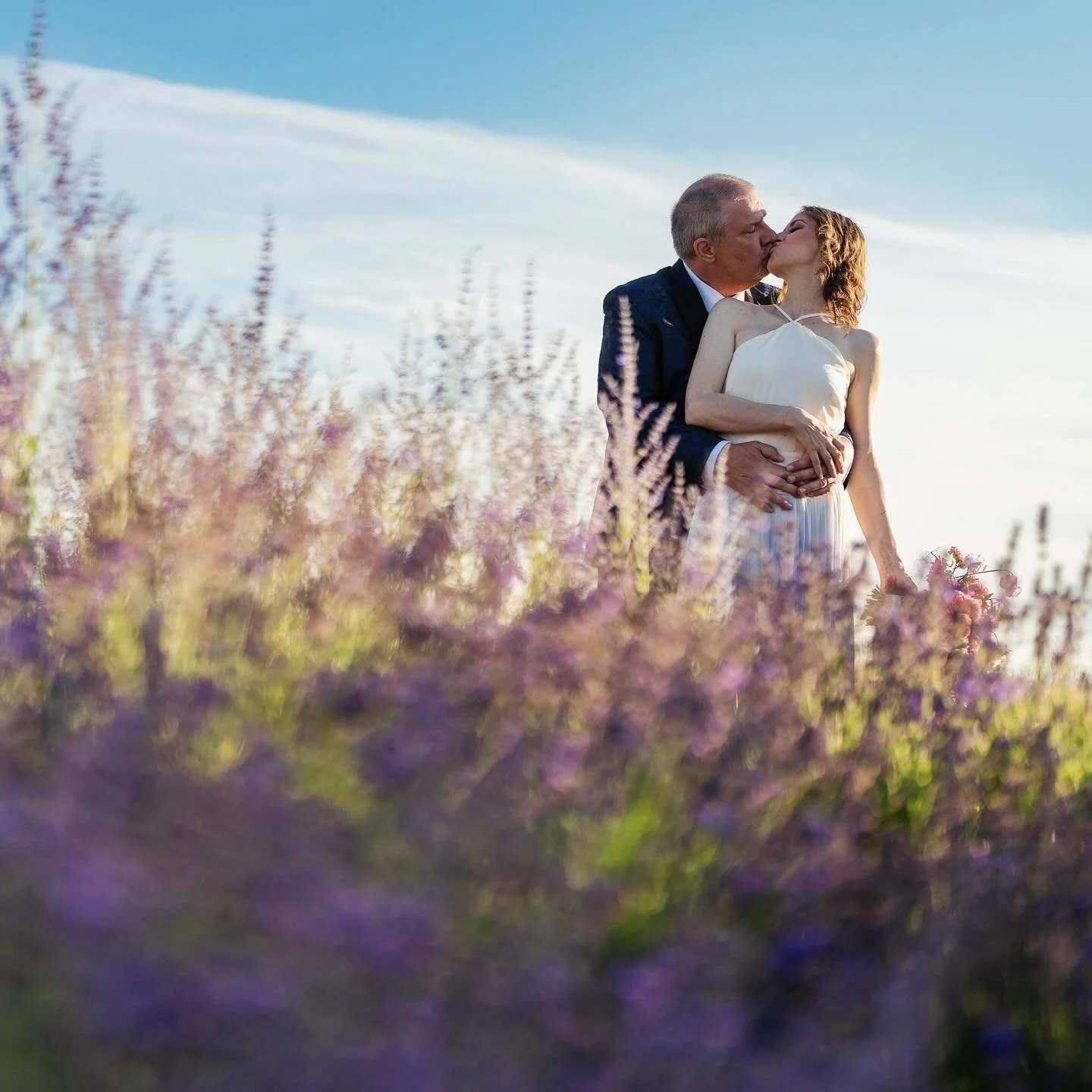 Can&rsquo;t get over this gorgeous lavender at @fallingwatergardens. 😍💜 Just one of the many lovely garden vignettes at this quietly beautiful venue. 
Planning by @pinkblossomevents 
. 
.
#fallingwatergardenswedding #monroeweddingphotographer #monr