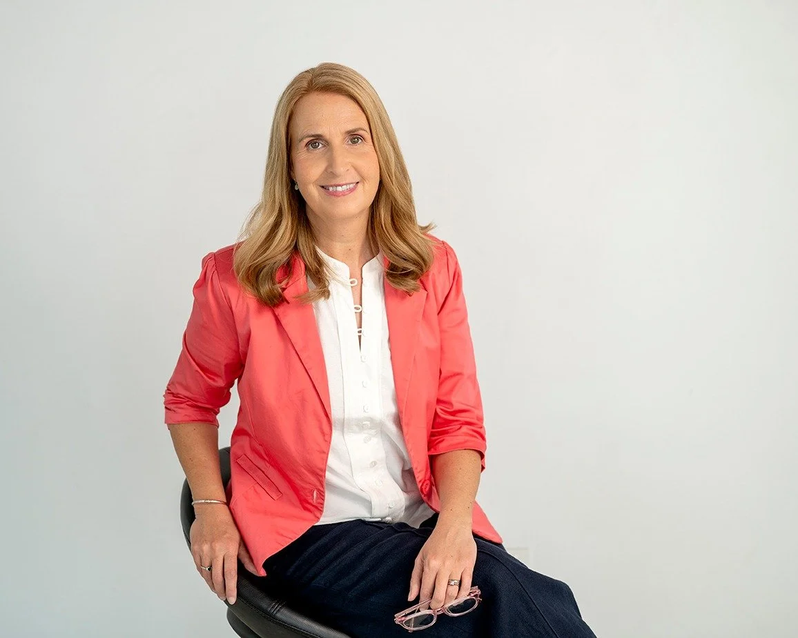 Bringing a colourful jacket or scarf to your photo session can totally change up your look! Love this colour choice by Mary from Seasons Legal
