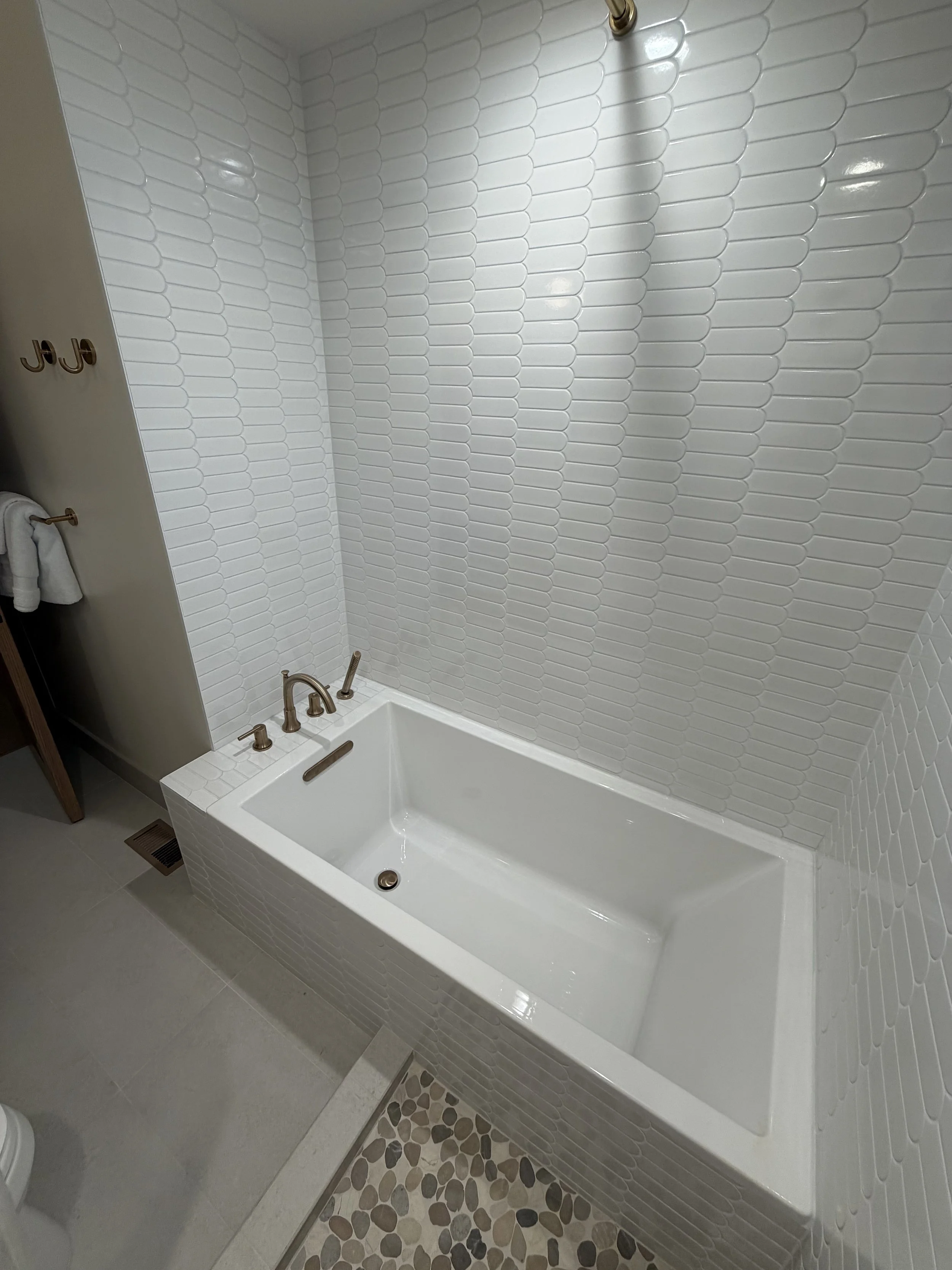 Bath 1 - tub.jpg
